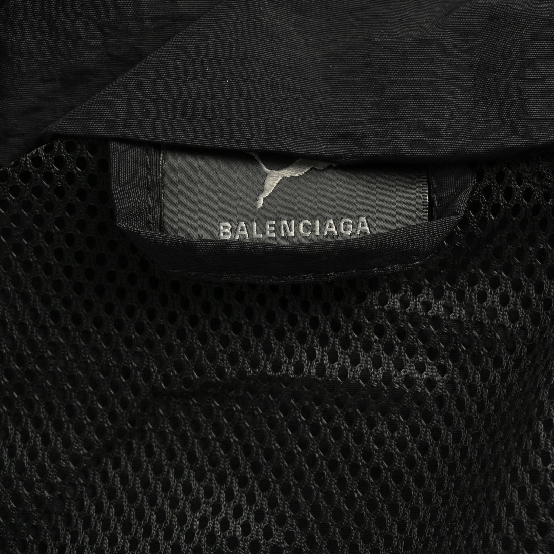 本地自取💰 280
Balenciaga x Puma 巴黎世家 BLCG 25FW 彪马联名曼联拼接冲锋衣外套
轻奢主义 男女日常通勤穿搭必备单品 正确版本 欢迎对比
详细特征
· 定制再生尼龙面料 轻微压皱工艺
· 面料经过防水涂层工艺
· 内里采用三级聚酯鸟眼网布
· OS超宽松廓型设计
· 侧面拉链口袋 小高立领设计
· 开模定制五金拉链 冲锋衣双拉头设计
· 长裤侧面拉链口袋
· 田岛高速绣花机机绣小豹子及曼联logo 立体饱满
· 原版主唛水洗吊牌品牌包装
颜色:黑色
尺码:46/48/50/52