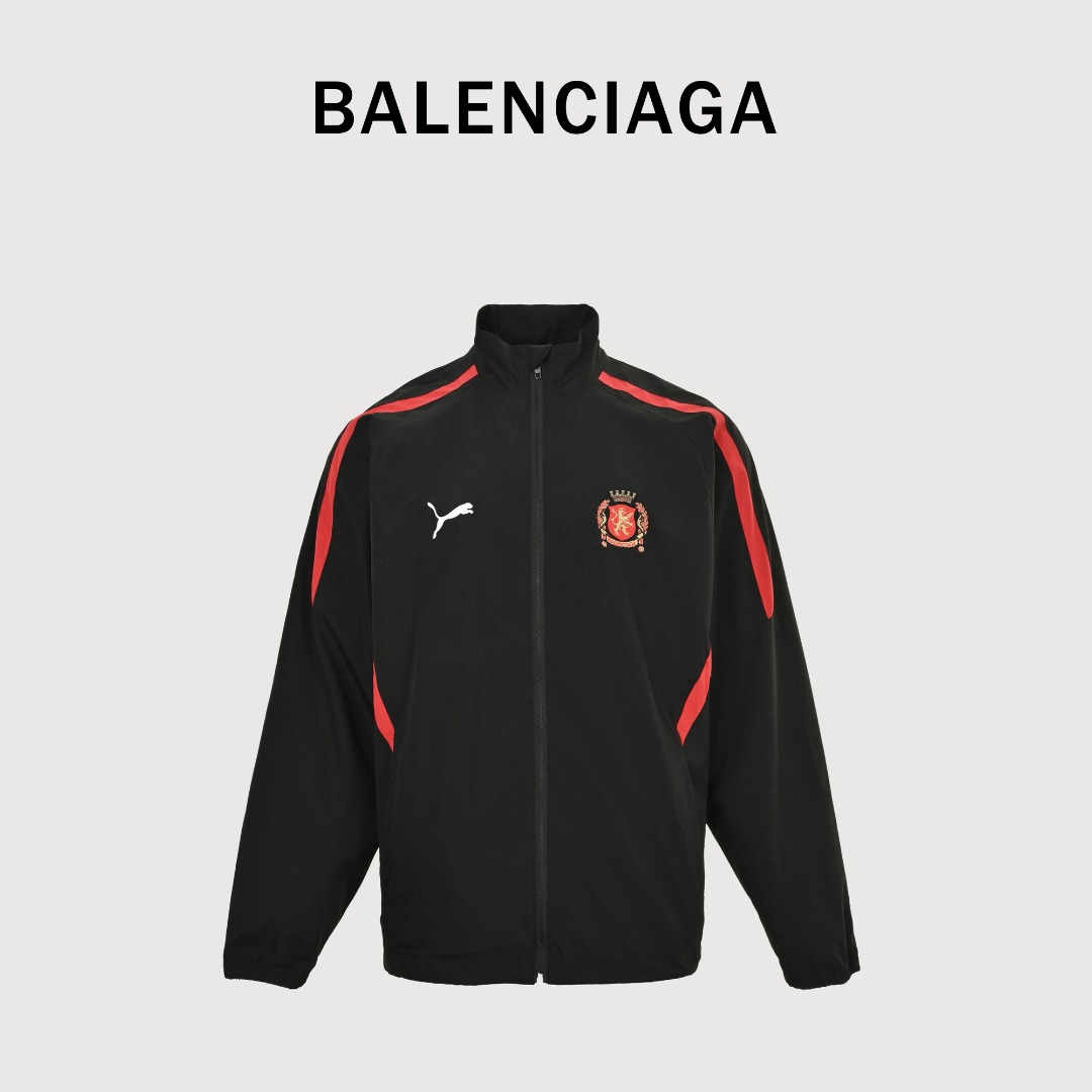 本地自取💰 280 
Balenciaga x Puma 巴黎世家  BLCG 25FW  彪马联名曼联拼接冲锋衣外套
轻奢主义 男女日常通勤穿搭必备单品  正确版本  欢迎对比
详细特征
· 定制再生尼龙面料  轻微压皱工艺
· 面料经过防水涂层工艺
· 内里采用三级聚酯鸟眼网布
· OS超宽松廓型设计
· 侧面拉链口袋  小高立领设计
· 开模定制五金拉链  冲锋衣双拉头设计
· 长裤侧面拉链口袋 
· 田岛高速绣花机机绣小豹子及曼联logo 立体饱满 
· 原版主唛水洗吊牌品牌包装
   颜色：黑色
   尺码：46/48/50/52