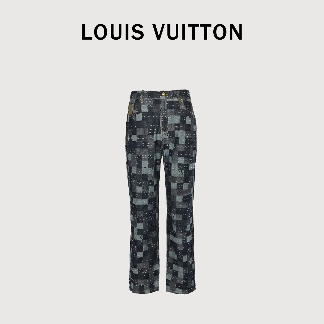 本地自取💰290 LOUIS VUITTON X Nigo LV联名款 补丁马赛克格子套装牛仔长裤 原版17600购入，林俊杰，王嘉尔同款，原版高订面料采用，430g定制拼色牛仔面料，裁片对位刺绣，纽扣都是一体的。洗水后手感透气舒服。车工精密， 需要多年经验的老师傅才能做到。匠人精神，费时费工。手工订不会掉，YB订制铜扣，特种布料工艺细节媲美原版，整套低调奢华的设计，走秀款必定属于你的时尚百搭单品，牛仔长裤。男女同款 Size： S-XL