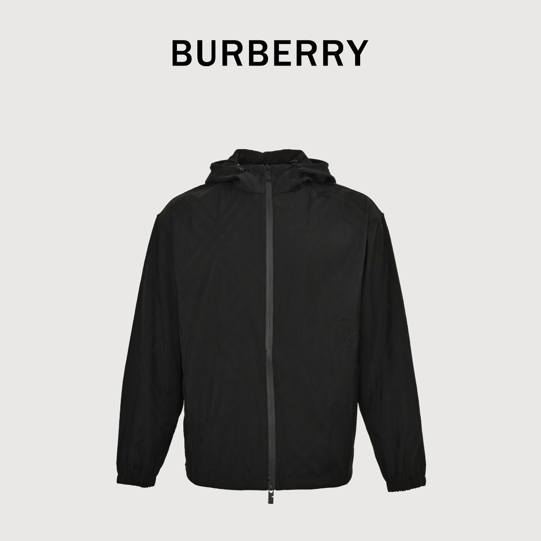 本地自取💰350 BURBERRY巴宝莉BBR 下摆战马提花斜纹格连帽夹克外套 选用锦纶为基底打造的一款耐用性极强的面料（尼龙）。密度仅1.14g/CM³，使其同等厚度下重量减轻20%。同时耐磨性极强，反复摩擦不易起毛。大量运动之后其疏水纤维形成毛细效应，引导汗液快速蒸发。通过提综装置控制经纱分成，电子提花机电磁针以0.01秒每针速度控制，使纬纱在特定位置与经纱交织，形成预设的斜格暗纹。采用CAD制版系统预设实体绣区域和激光区域，通过绣花机1000rpm针速形成达8798针高精度战马刺绣。再使用激光切割工艺，在绣花边缘区域精准移除底布面料，±0.1mm的激光精度使绣体平滑无毛边。定制辅料 Size：S M L XL