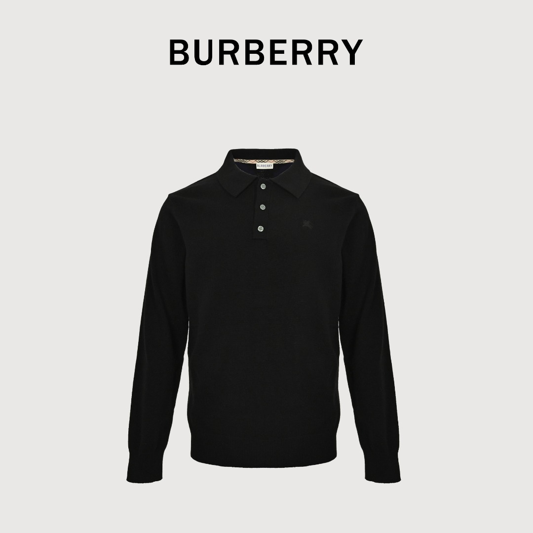 BURBERRY巴宝莉BBR 战马刺绣POLO领针织毛衣 以羊绒为主体主导面料的手感、保暖性和轻盈感,同时提供无与伦比的穿着体验.少量聚酰胺和莱卡的喂入增强整体的耐用性和抗起球性,在柔软的羊绒中编织进了一个无形的支撑网络,同时又有一定的弹力,更好的贴合人体曲线,收放自如. 因毛衣面料特性,绷框时拉伸恰到好处,再使用热熔衬垫在毛织片下方,为其提供一定的临时稳定支撑,防止取下后回缩导致图案扭曲,起皱和针迹凹陷.电脑绣花机高精度的计算程序系统控制绣花框在X/Y方向移动,同时机针上下穿梭,按照设定的路径进行刺绣,自动完成剪线、跳线等动作,形成针迹轨迹,自动调整上线和下线张力,确保线迹平整无浮线,形成误差在±0.1mm的战马图案. 加入洗涤剂,将大货在约35度的水温下进行初步漂洗,去除生产过程中的杂质,再通过蛋白酶温和的消化掉表面的毛羽,从根源上减少起球倾向,改善手感,保留柔软度,消除刺激感.最后通过脱水和烘干处理之后,提升尺寸和形状稳定性 #所有针织、毛衣织造而成的成衣都不建议机洗、或高温烘干!