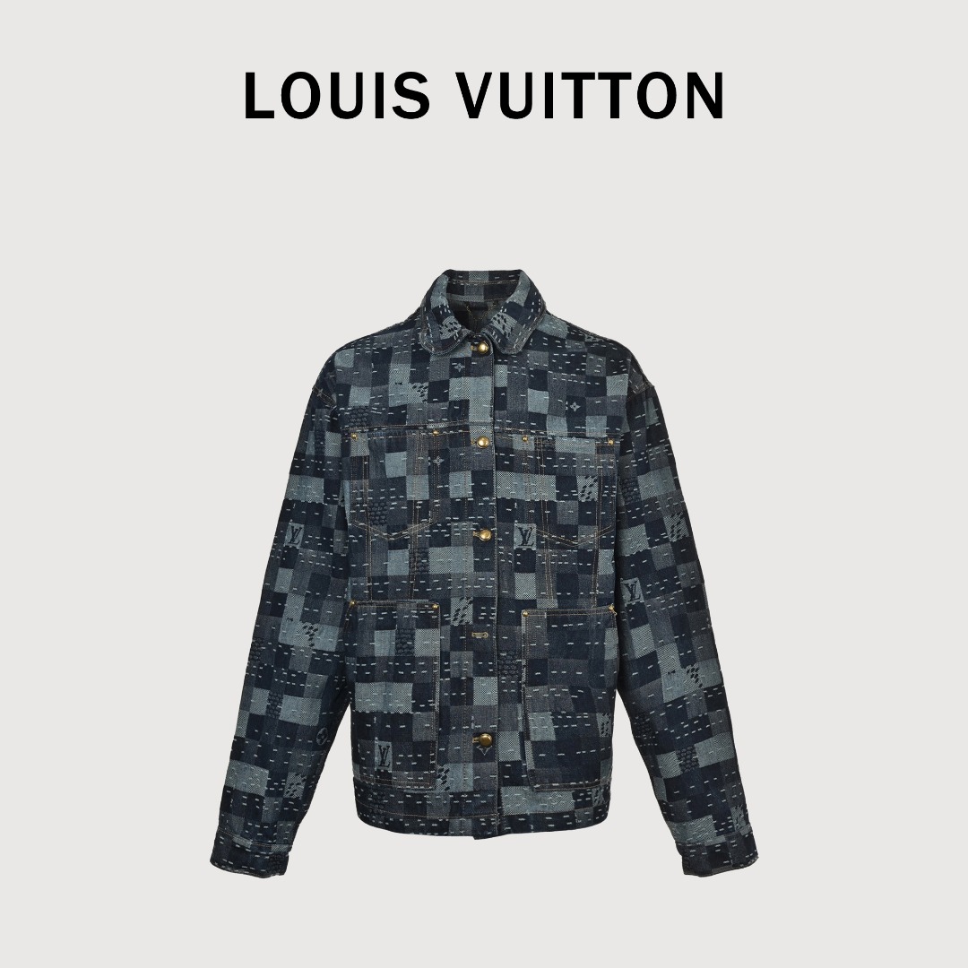 Louis Vuitton 路易威登 1V 25FW 虚线滑板提花牛仔夹克外套 轻奢主义 男女日常通勤穿搭必备单品 正确版本 随意对比 详细特征 · 定织1V 棋盘格虚线提花面料 · 红外线定位裁剪 全部对位 · 成衣石墨硝素重漂洗工艺 · 开模定制原版logo合金工字扣 链条 饰钉 · 专车全麦夹工艺 · 定制原版真皮皮标 · 原版主唛水洗吊牌包装 颜色:图片色