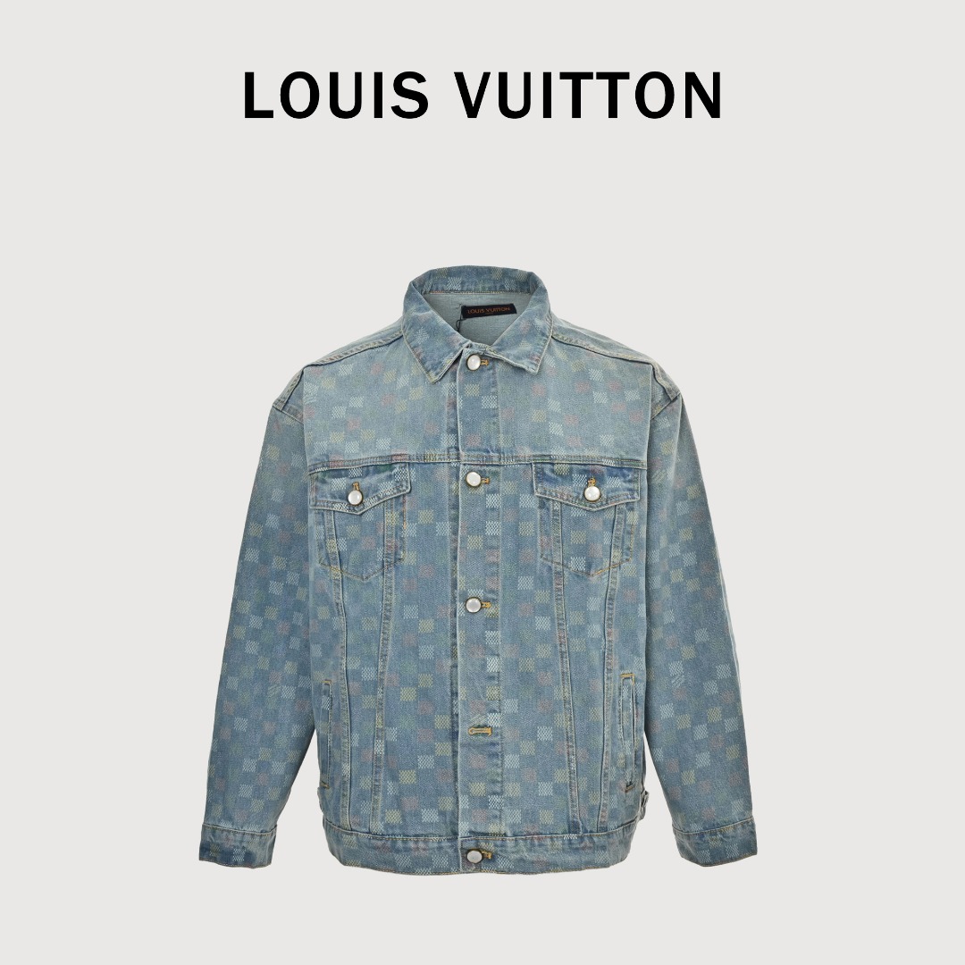 Louis Vuitton路易威登 1V 25FW 五彩小棋盘格满印牛仔夹克外套 轻奢主义 男女日常通勤穿搭必备单品 正确版本 随意对比 详细特征 · 定织原版8sx8s13安纯棉胚布牛仔料 · 以色列康利直喷工艺 定位印花 精准还原 · 红外线定位裁剪 全部对格对位 · 成衣洗水工艺 采用重酵洗炒花色 喷马骝工艺 · 开模定制原版珍珠光面工字扣 链条 饰钉 · 专车全麦夹工艺 · 定制原版真皮皮标 · 原版主唛水洗吊牌包装 颜色:图片色