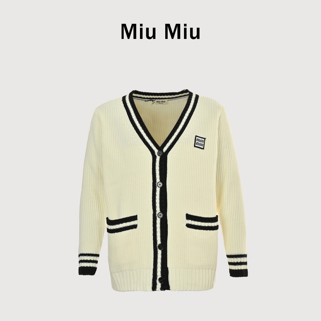 本地自取💰260
Miumiu缪缪24SS 徽标撞色毛衣开衫
原25,800购入，采用机型3.5.7进口斯托尔横机  全身元宝组织，采用三针德国进口机器工艺，定制面料使用了进口羊绒混纺纱线才能把整个衣服的感觉做出来，袖口和门巾夹色，撞色拼接更加醒目，弹性好、抗起球、保暖性好。前片有口袋装配，前领是经典V领大开衫设计，专门定制的哑光扣，配套三标辅料。
货号108230003
size: 38-40-42（s.m.l）