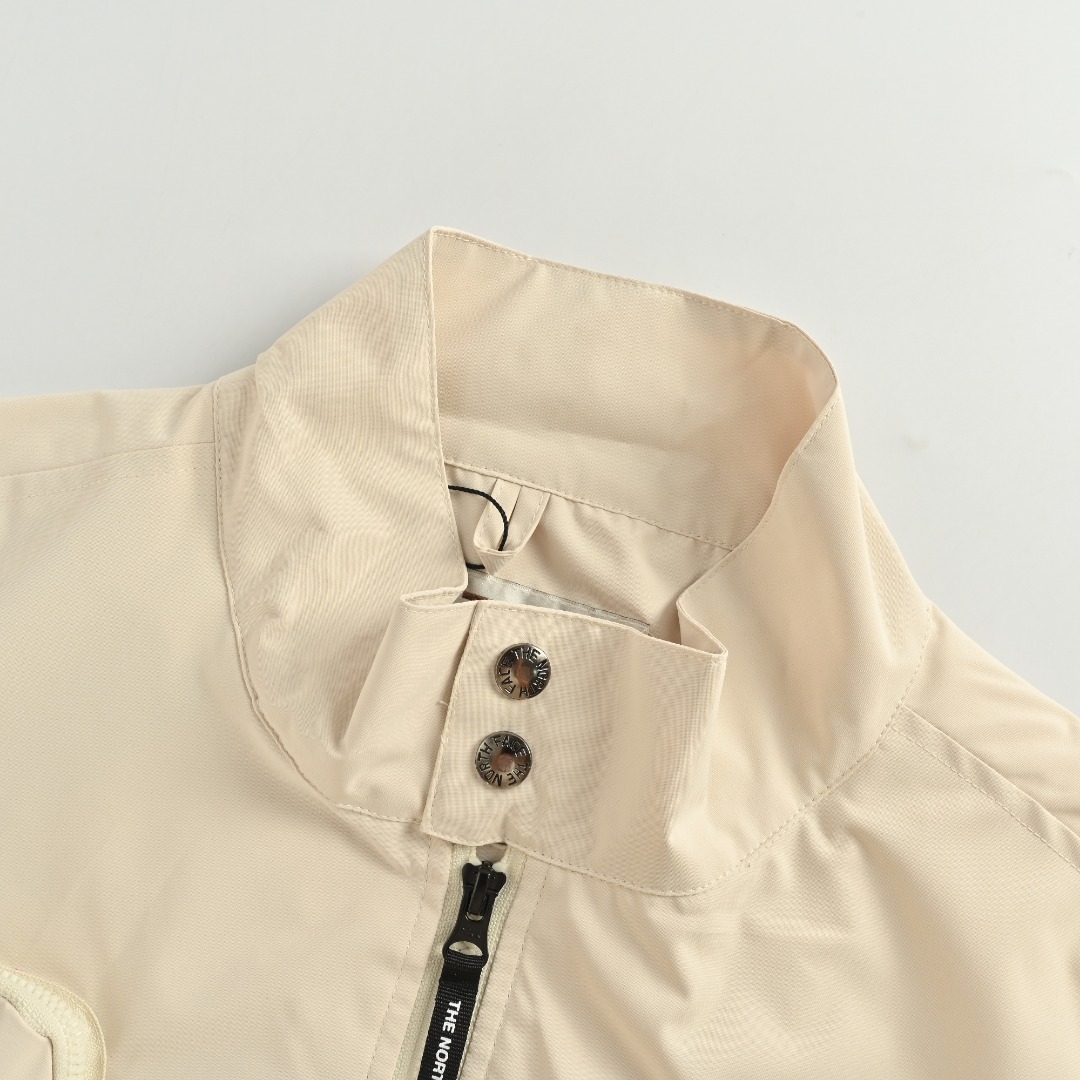 本地自取💰230
THE North Face TNF 北面纯色拉链机能户外夹克 早春新品休闲运动外
套 开年必入新秋款夹克 爆炸走起来 牛货首发 厚度适中 非常适合早春穿着 现货独家发售 采用定制防水户外梭织氨纶面料 挺括有质感 穿着舒适 胸前小logo刺绣精致美观 全部开模五金 客供面料 上身非常舒服 更加适合都市生活的版型设计 上身更加有轮廓感 最新款专柜同步经典 男士外套夹克 超正版型上身舒适好看 高端顶级品质 纯正随意对比 全部水洗吊牌 难得一见的好货推荐
SIZE:S-2XL