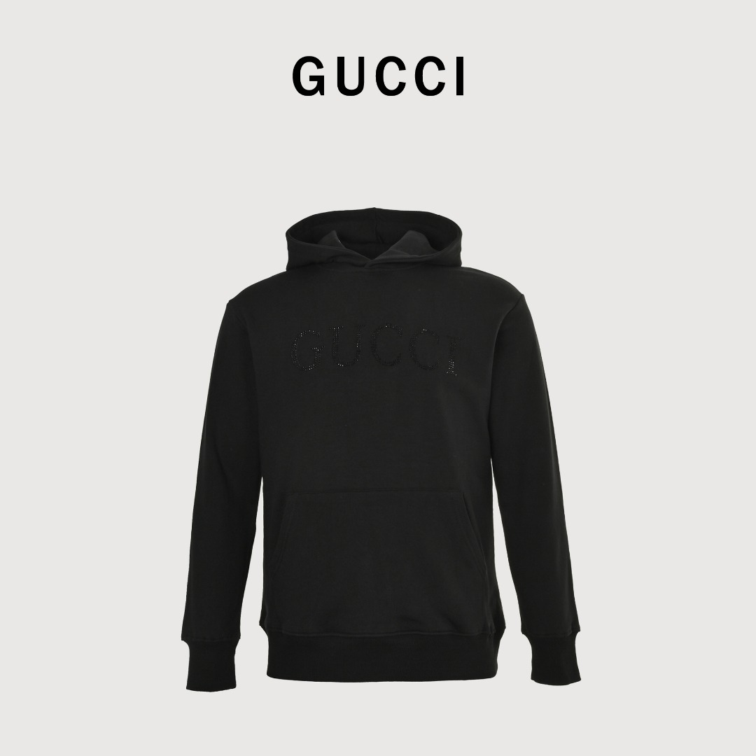 GUCCI 新款卫衣 Gucci新品!2025秋冬系列高克重卫衣 选用客供定制针织100%纯棉面打造,面料手感细腻,厚实有质感的纯棉布 高密度的机织工艺,如棉絮般柔紧致舒适 有挺括感,上身十分显型~ 精致饱满有质感将品牌的档次感完美呈现,无论内搭还是单穿都超级有型 宽松版型裁剪,随意上身!
