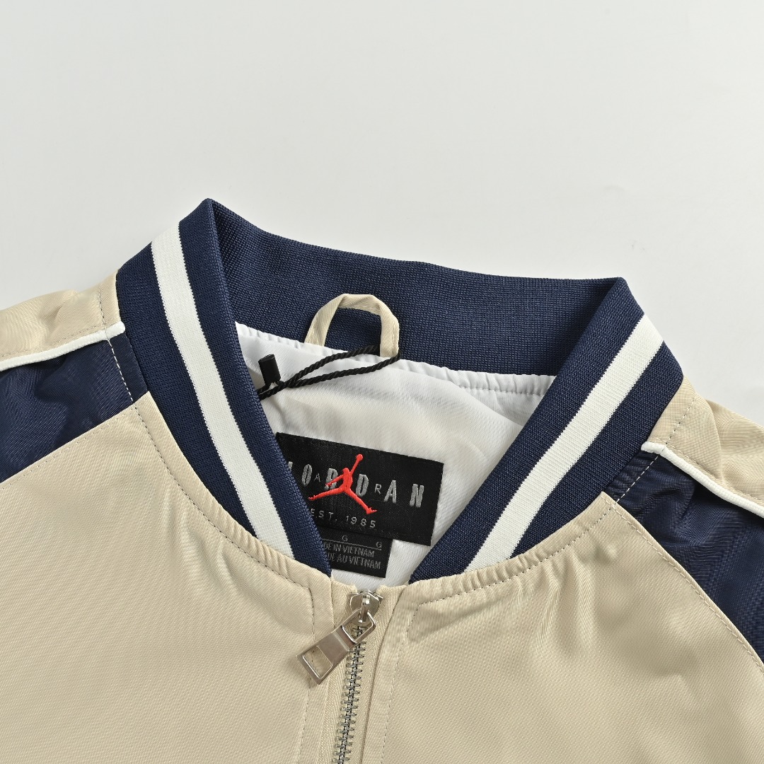 本地自取 💰240
Air Jordan 刺绣徽标撞色拼接夹克外套
新款Air Jordan篮球🏀刺绣棒球⚾️夹克外套, 男女同款 版型帅到起飞🛫️ 独家限定系列
青春灵动碰撞时尚元素,男女必备运动单品,胸前乔丹刺绣logo 后背大刺绣也是潮人必备的标识!!简直帅爆了 螺纹紧密 3D立体剪裁设计 三标齐全 性价比最高价格很香 推荐五星比入单品。运动潮人都喜欢的飞行夹克!融入的AJ的精粹,耐克乔丹迷妹迷弟们赶紧入手!三标齐全!完美品相!
颜色:黑色、米色
Size:M-XXL