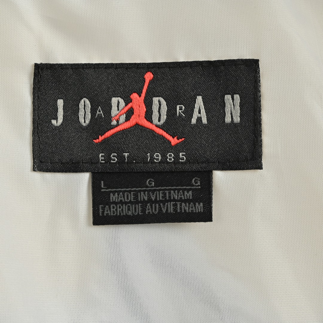 本地自取 💰240
Air Jordan 刺绣徽标撞色拼接夹克外套
新款Air Jordan篮球🏀刺绣棒球⚾️夹克外套, 男女同款 版型帅到起飞🛫️ 独家限定系列
青春灵动碰撞时尚元素,男女必备运动单品,胸前乔丹刺绣logo 后背大刺绣也是潮人必备的标识!!简直帅爆了 螺纹紧密 3D立体剪裁设计 三标齐全 性价比最高价格很香 推荐五星比入单品。运动潮人都喜欢的飞行夹克!融入的AJ的精粹,耐克乔丹迷妹迷弟们赶紧入手!三标齐全!完美品相!
颜色:黑色、米色
Size:M-XXL