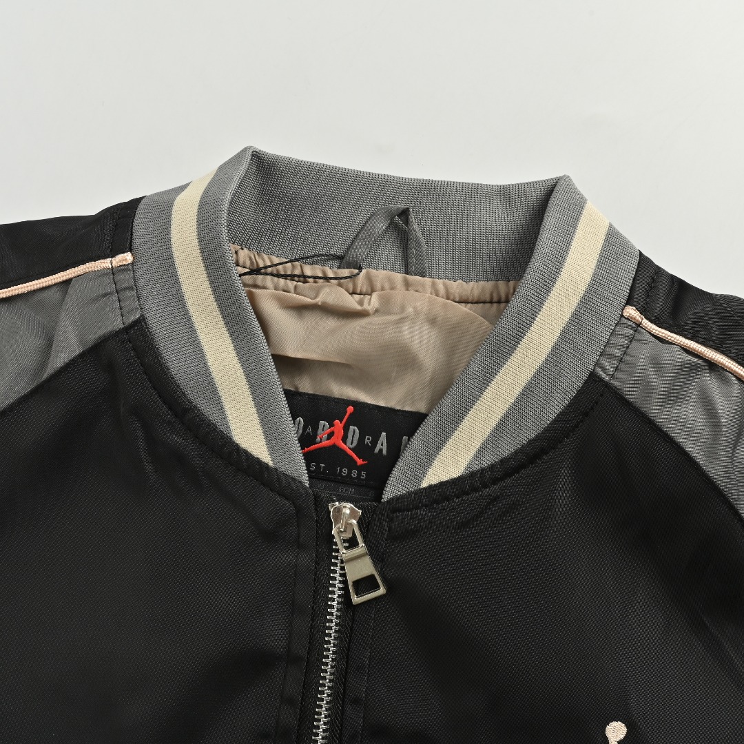 本地自取 💰240
Air Jordan 刺绣徽标撞色拼接夹克外套
新款Air Jordan篮球🏀刺绣棒球⚾️夹克外套, 男女同款 版型帅到起飞🛫️ 独家限定系列
青春灵动碰撞时尚元素,男女必备运动单品,胸前乔丹刺绣logo 后背大刺绣也是潮人必备的标识!!简直帅爆了 螺纹紧密 3D立体剪裁设计 三标齐全 性价比最高价格很香 推荐五星比入单品。运动潮人都喜欢的飞行夹克!融入的AJ的精粹,耐克乔丹迷妹迷弟们赶紧入手!三标齐全!完美品相!
颜色:黑色、米色
Size:M-XXL