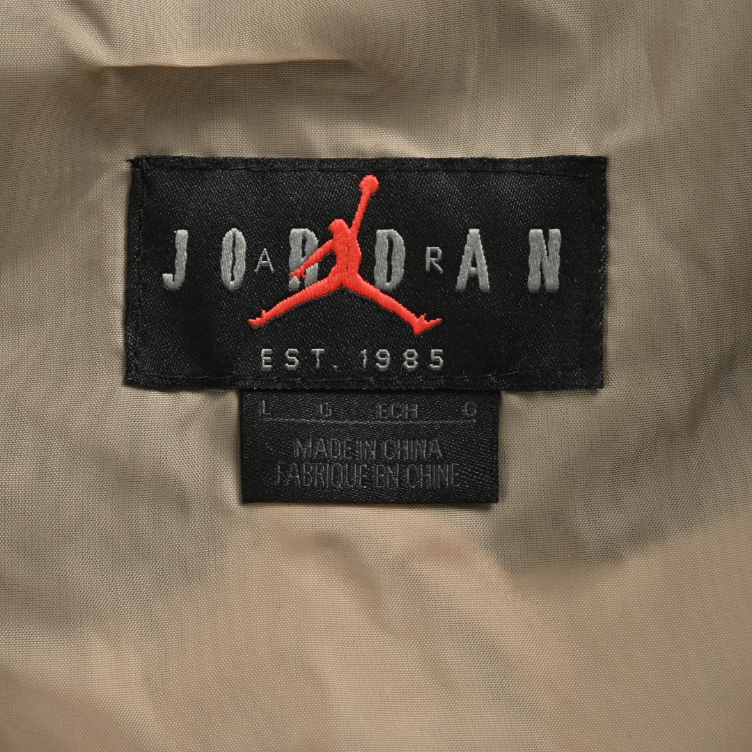 本地自取 💰240
Air Jordan 刺绣徽标撞色拼接夹克外套
新款Air Jordan篮球🏀刺绣棒球⚾️夹克外套, 男女同款 版型帅到起飞🛫️ 独家限定系列
青春灵动碰撞时尚元素,男女必备运动单品,胸前乔丹刺绣logo 后背大刺绣也是潮人必备的标识!!简直帅爆了 螺纹紧密 3D立体剪裁设计 三标齐全 性价比最高价格很香 推荐五星比入单品。运动潮人都喜欢的飞行夹克!融入的AJ的精粹,耐克乔丹迷妹迷弟们赶紧入手!三标齐全!完美品相!
颜色:黑色、米色
Size:M-XXL