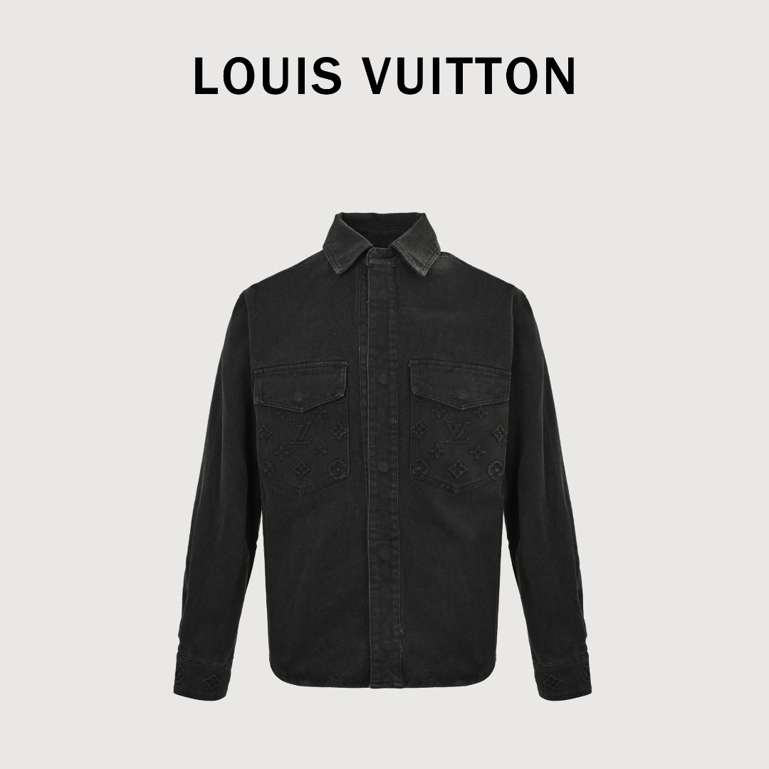LOUIS VUITTON 路易威登 25ss浮雕压花牛仔外套 LV重工水洗做旧 暗扣款工装牛仔夹克 1:1最高版本,细节满分!男女同款,潮人必备! 将Monogram压纹口袋融入悠闲工装轮廓,可与同款工装裤共筑潮流造型,亦可与其他单品混搭,探索更多时尚可能. 定位裁片拼接设计轻微做旧水洗黑洗水左袖下方刻字方钉装饰拉链按扣前襟标准剪裁版型 休闲款式不挑人穿男女同款 颜色:做旧水洗黑
