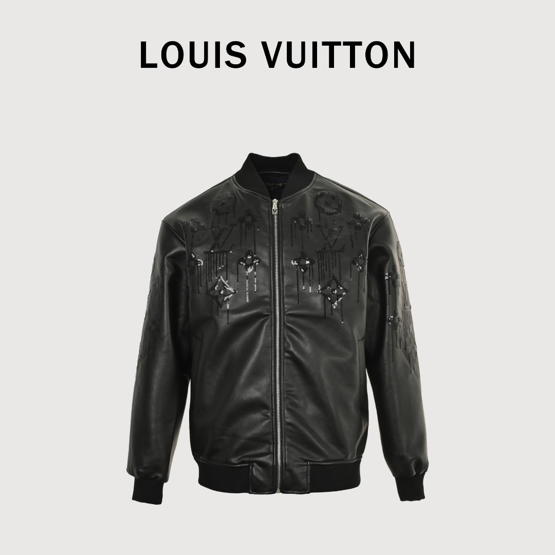 LOUIS VUITTON LV 25ss 珠片logo压花皮衣外套 当季新款,本款采用优质皮革,再以莹亮珠片勾勒出经典路易威登标识于前胸,后背和手袖.百搭款,男女同款.