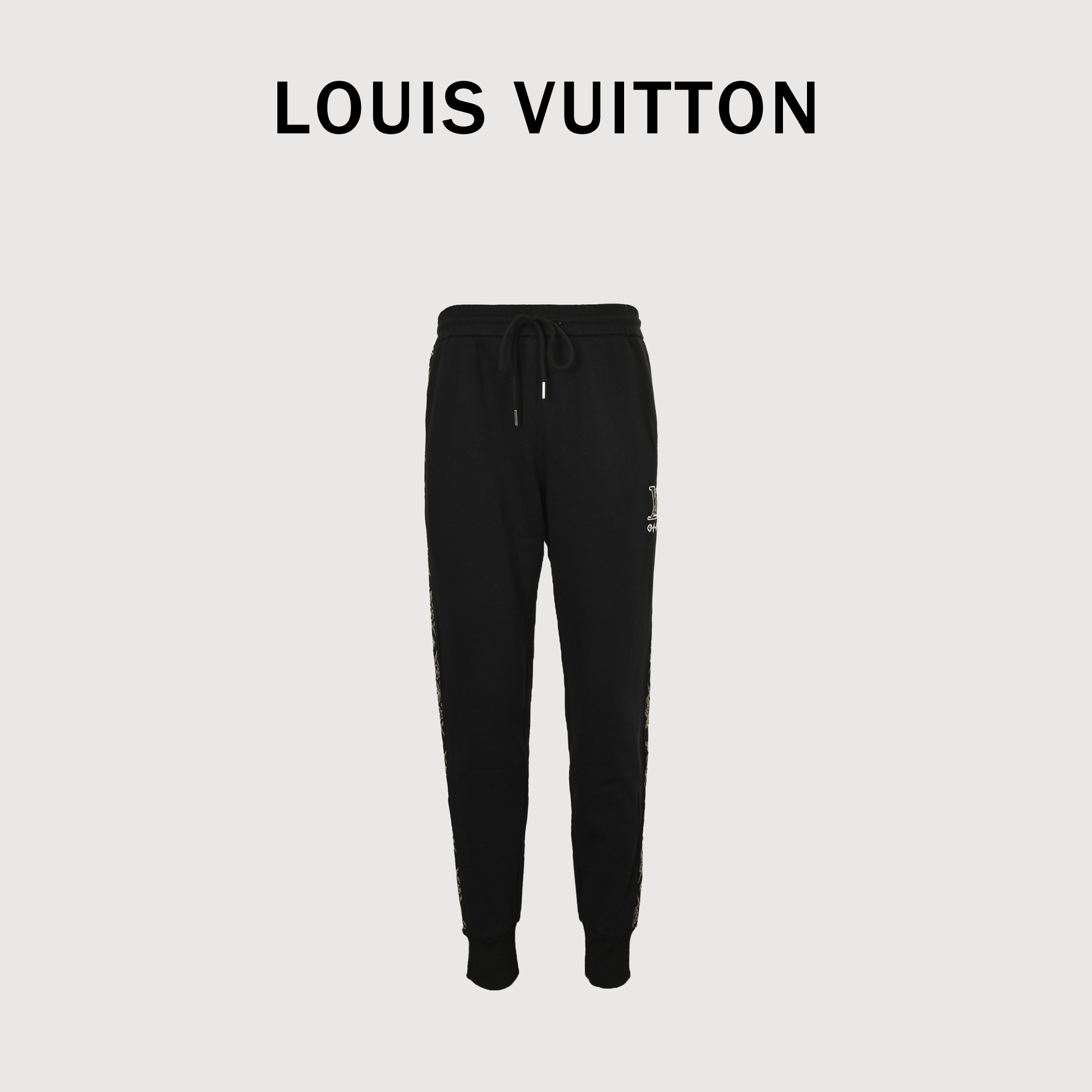 本地自取💰220
LouisVuitton/路易威登 织带字母长裤  男女同款全新美学灵感趣味设计,渠道性质精品。让整体造型设计更加优雅时尚，今夏最火系列，无数明星潮人追捧。客供采用双纱棉面料,透气舒适，裁剪工艺细节处理工整为玩味时尚增添色彩!工整细致，合身的版型构造更是独具匠心，上身不仅有着出彩的辨识度更是减龄青春。一款穿着意义还有穿搭性能都很极致的款式，绚丽的色系调配，此款的工艺必然也是极致非凡，上身的舒适度绝对足够的强大，也是奢品本质的一种彰显！柔软轻薄，触感更是极端撩人，透气性能十分之强大，尤为适合春夏季节的穿搭所需，妥妥的穿着享受，并且各处的细节以及织带的工艺都是尽善尽美，更显高级感！颜色：黑色、白色
 Size：XS-L