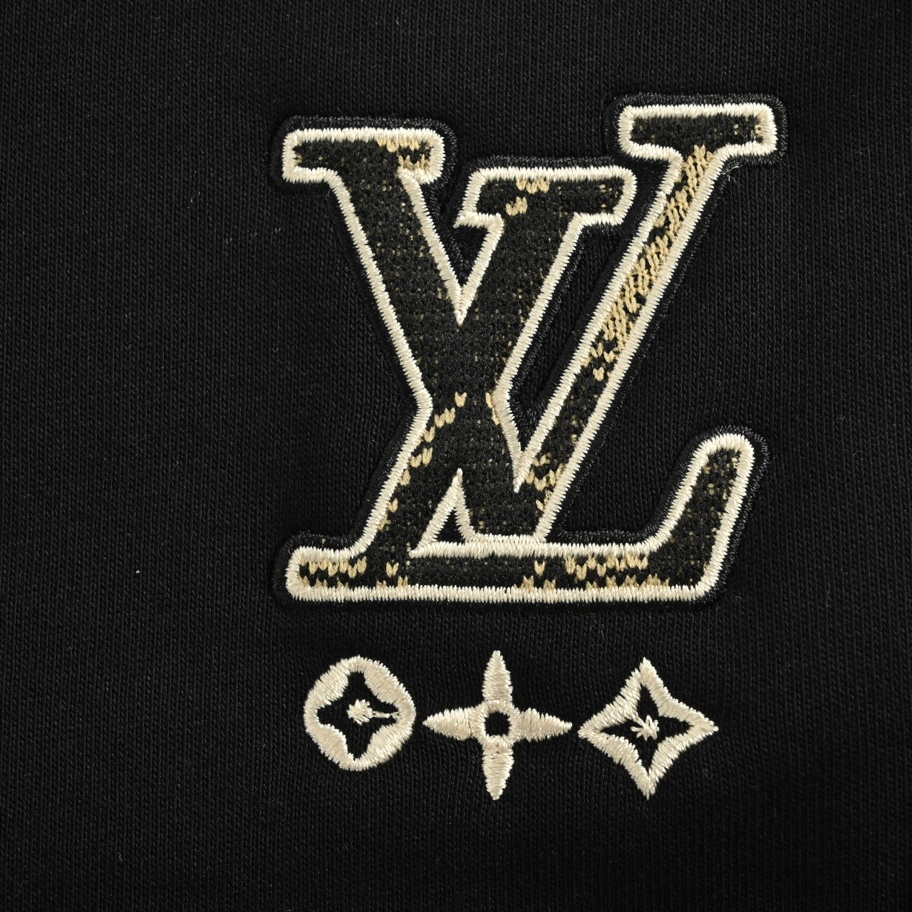 本地自取💰220
LouisVuitton/路易威登 织带字母长裤  男女同款全新美学灵感趣味设计,渠道性质精品。让整体造型设计更加优雅时尚，今夏最火系列，无数明星潮人追捧。客供采用双纱棉面料,透气舒适，裁剪工艺细节处理工整为玩味时尚增添色彩!工整细致，合身的版型构造更是独具匠心，上身不仅有着出彩的辨识度更是减龄青春。一款穿着意义还有穿搭性能都很极致的款式，绚丽的色系调配，此款的工艺必然也是极致非凡，上身的舒适度绝对足够的强大，也是奢品本质的一种彰显！柔软轻薄，触感更是极端撩人，透气性能十分之强大，尤为适合春夏季节的穿搭所需，妥妥的穿着享受，并且各处的细节以及织带的工艺都是尽善尽美，更显高级感！颜色：黑色、白色
 Size：XS-L