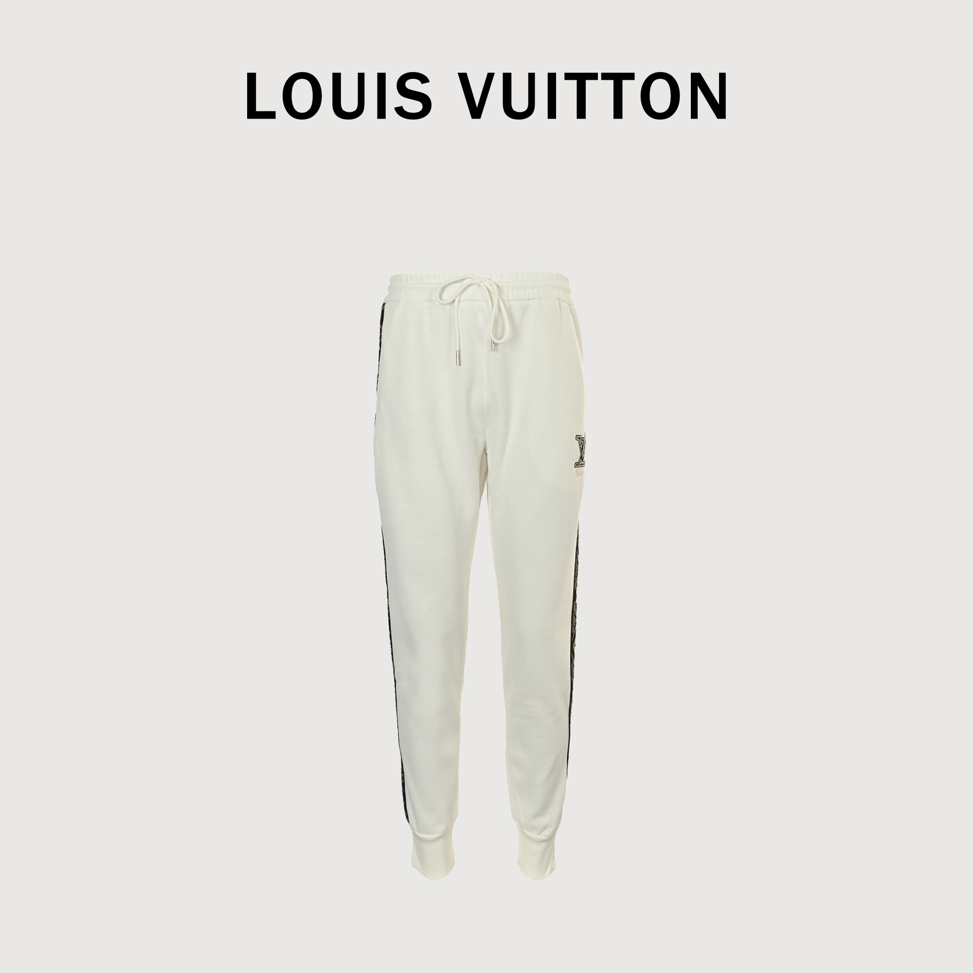 LouisVuitton/路易威登 织带字母长裤 男女同款全新美学灵感趣味设计,渠道性质精品.让整体造型设计更加优雅时尚,今夏最火系列,无数明星潮人追捧.客供采用双纱棉面料,透气舒适,裁剪工艺细节处理工整为玩味时尚增添色彩!工整细致,合身的版型构造更是独具匠心,上身不仅有着出彩的辨识度更是减龄青春.一款穿着意义还有穿搭性能都很极致的款式,绚丽的色系调配,此款的工艺必然也是极致非凡,上身的舒适度绝对足够的强大,也是奢品本质的一种彰显!柔软轻薄,触感更是极端撩人,透气性能十分之强大,尤为适合春夏季节的穿搭所需,妥妥的穿着享受,并且各处的细节以及织带的工艺都是尽善尽美,更显高级感!颜色:黑色、白色