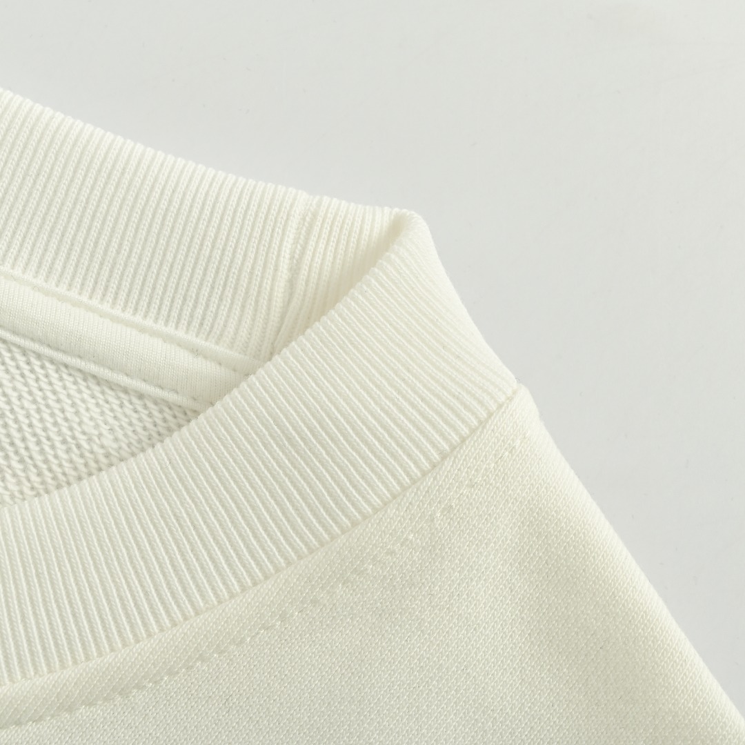 本地自取💰220 
Chrome Hearts/克罗心 前后袖子十字梵文字母大幅印花logo卫衣
这款卫衣手臂梵文和背后十字花太个性了！娜扎同款😎版型真的是十分的出众！
无论帅哥还是美女都可以轻松驾驭，多重风格可以随意转换，百搭单品必须入手！
面料采用最新的新氧棉复合面料面料，与专柜同步！定制螺纹，颜色统一！
数码康利印花，颜色鲜明逼真，效果好，不开裂不脱落！
前后经典十字架梵文元素印花，随意上身就很高级！老铁们秋天必须有一件这样的百搭单品！快点下手！
颜色：白色、黑色
Size:XS-L