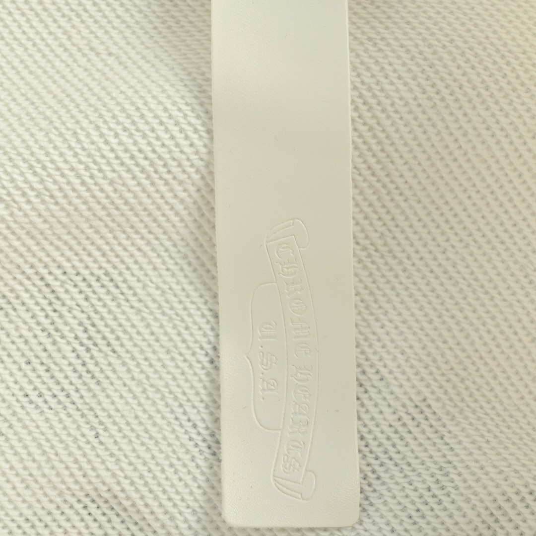 本地自取💰220 
Chrome Hearts/克罗心 前后袖子十字梵文字母大幅印花logo卫衣
这款卫衣手臂梵文和背后十字花太个性了！娜扎同款😎版型真的是十分的出众！
无论帅哥还是美女都可以轻松驾驭，多重风格可以随意转换，百搭单品必须入手！
面料采用最新的新氧棉复合面料面料，与专柜同步！定制螺纹，颜色统一！
数码康利印花，颜色鲜明逼真，效果好，不开裂不脱落！
前后经典十字架梵文元素印花，随意上身就很高级！老铁们秋天必须有一件这样的百搭单品！快点下手！
颜色：白色、黑色
Size:XS-L