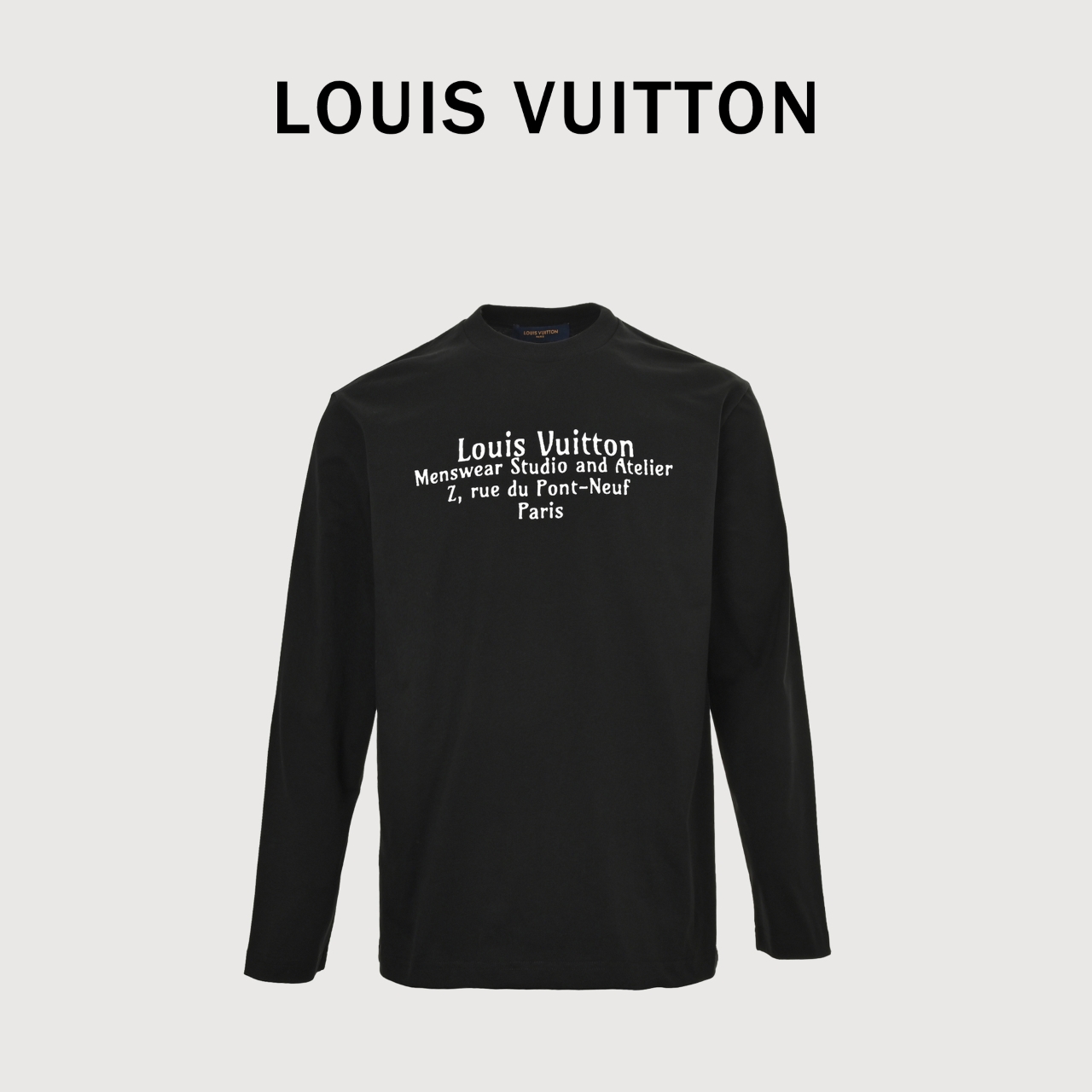 本地自取💰160
LOUIS VUITTON/路易威登LV 走秀款印花长袖T恤 
甄选长绒棉纱，260g精纺高支重磅定织定染面料，
裁前高温洗水定型，成品再洗柔，穿着感受亲肤棉柔，垂感自然。
专柜同步，微落肩宽松版型，可盐可甜，男女皆宜，超百搭。 
原标。 
模特身高184 体重79kg 着L码 感受微阔
Size：XS-XL