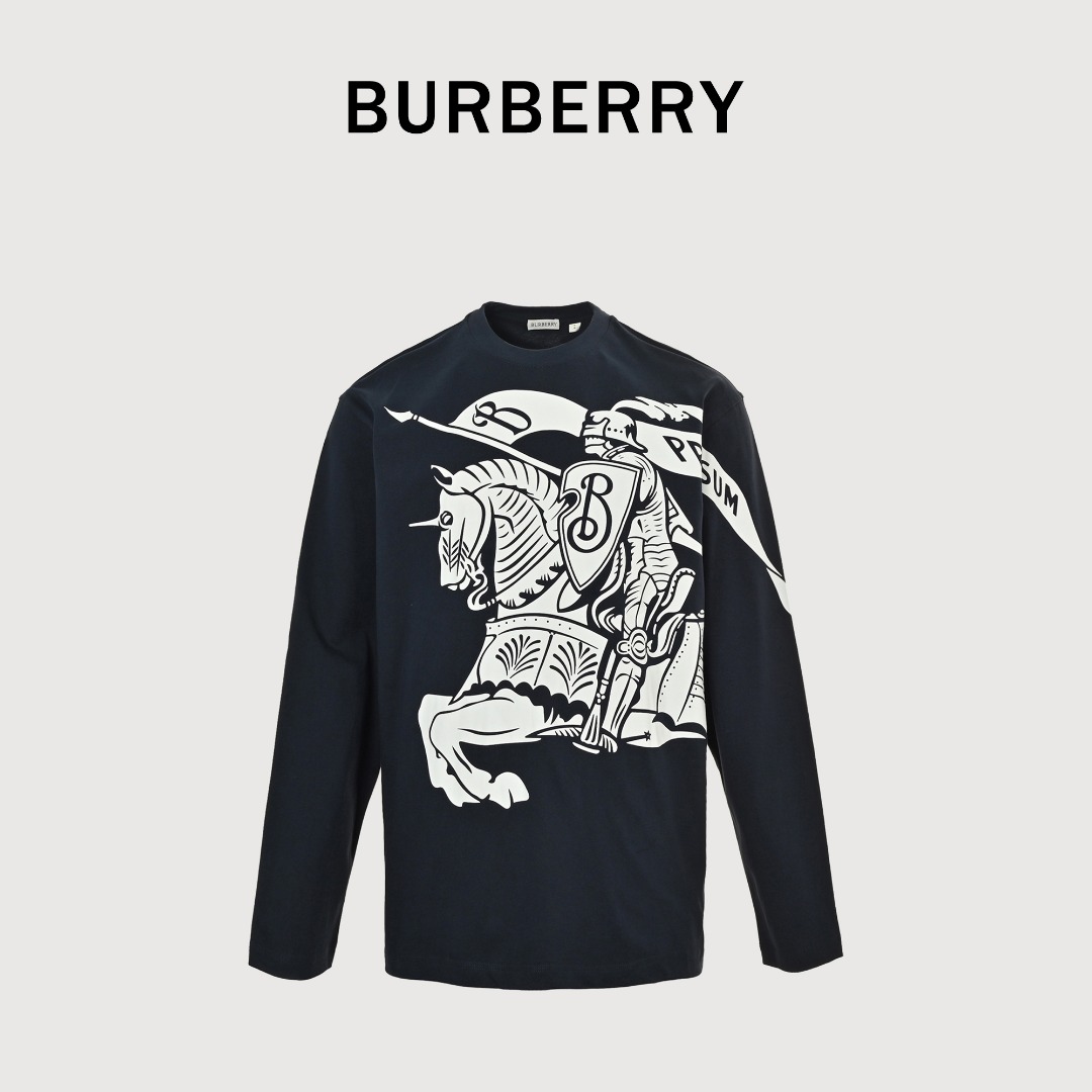 本地自取💰190
BURBERRY巴宝莉BBR Cotton Top 大战马印花长袖T恤 
原版5600购入，原版订织定染原版订织定染235g ，麻棉材质。进口机直喷印花，品质还原原版品质。饰有马术骑士徽标(EKD)印花，呈宽松版型。来自 Burberry经典之作系列，以鲜明品牌风格诠释衣橱必备款式。男女同款，宽松版型
Size：S-XL