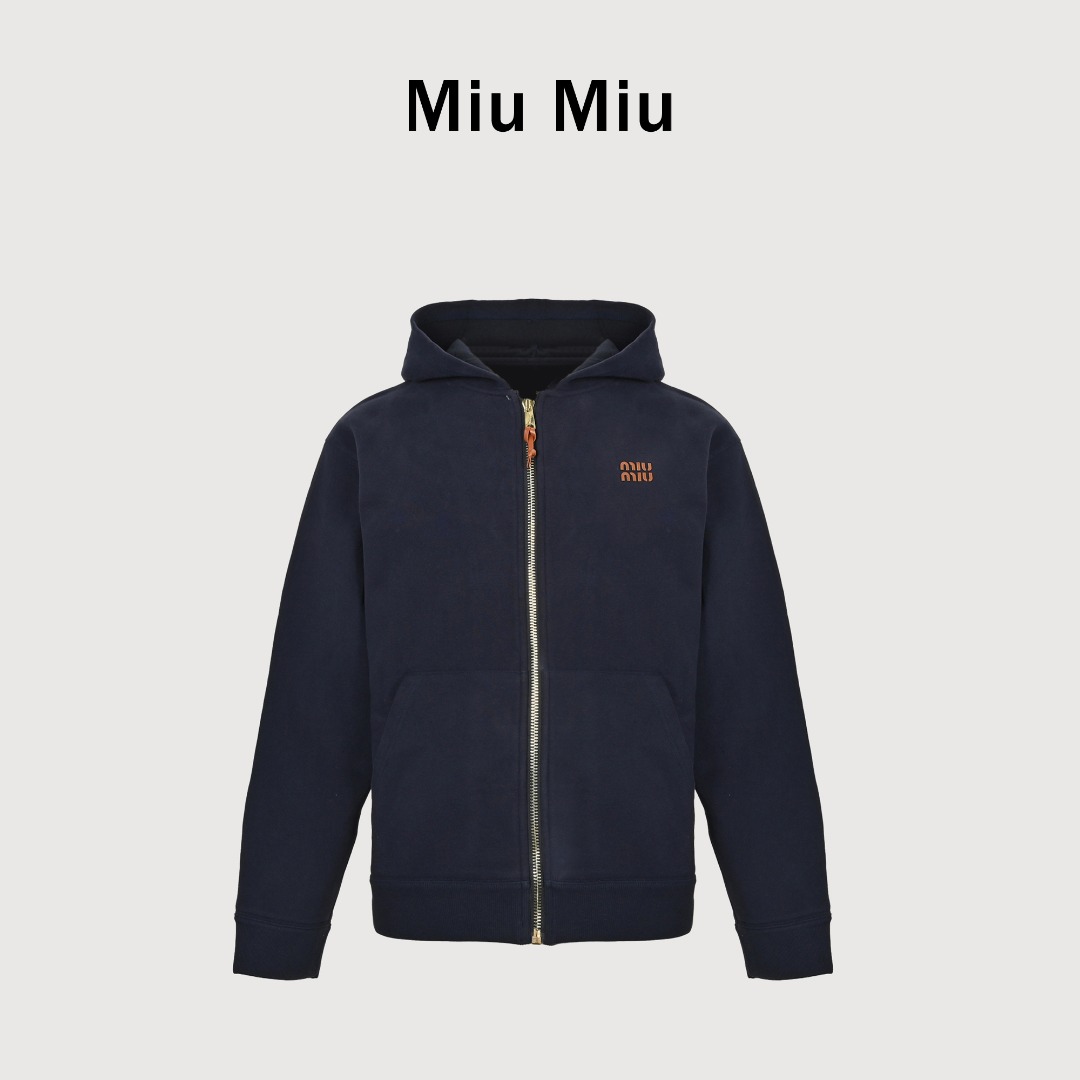 本地自取💰330 MIUMIU缪缪MM 贴绣平纹针织连帽夹克外套 定染570克双股毛圈卫衣料、复合190克针织平纹布，总克重达到760克。且有一定的抗拉伸能力，不易变形。采用进口的激光切割设备，通过高能激光束按照预设图案和尺寸对布料进行切割。边缘平整光滑，图案清晰。采用田岛绣花机，先按照图案要求剪切好贴花布，贴在绣面上，也可以在贴花布与绣面之间衬垫棉花之后使用各种针法锁边，宽松版型 Size：36 38 40 42