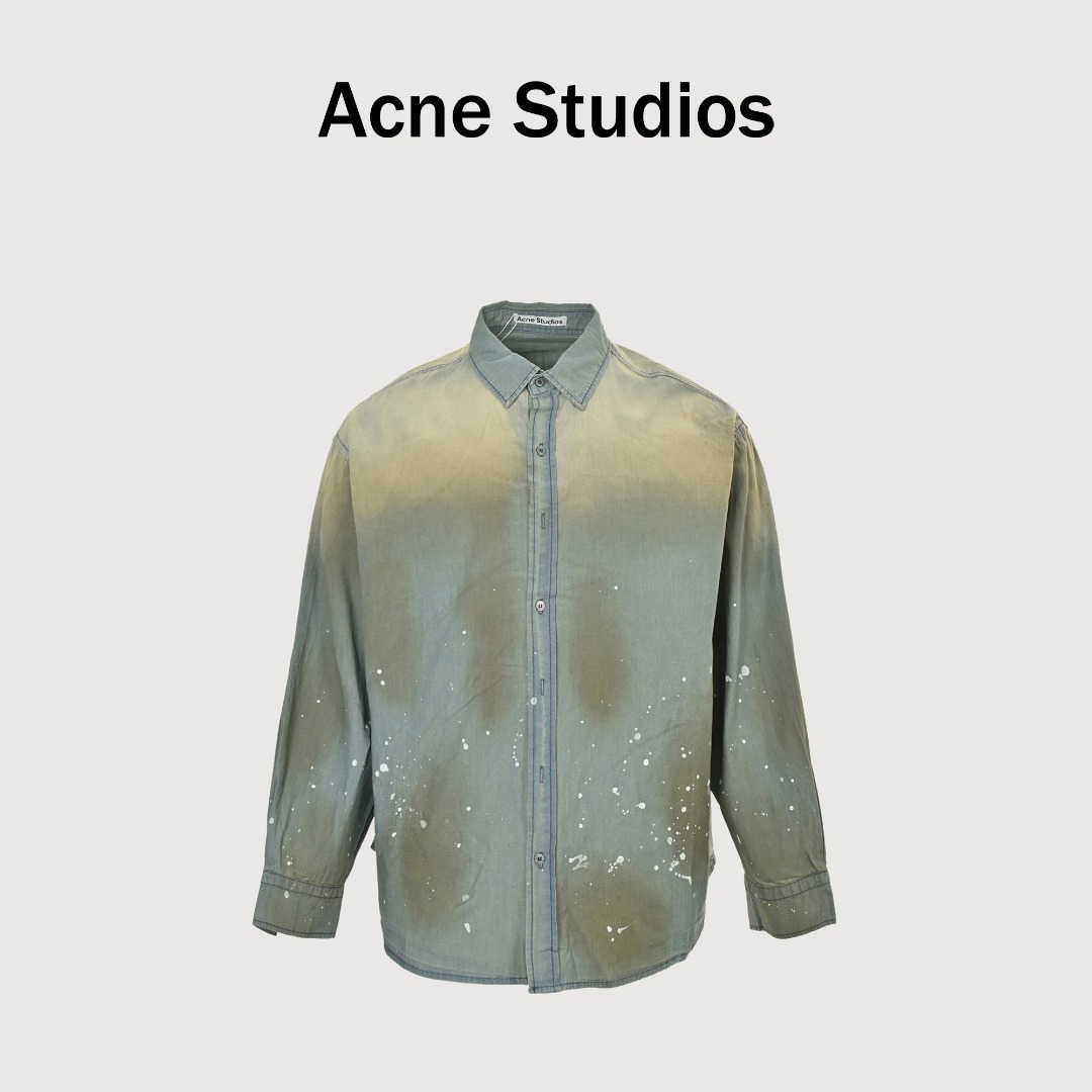 本地自取💰290 Acne Studios 25Fw 泼墨做旧牛仔长袖衬衫 采用高克重、高密度的全棉牛仔面料作为创作的基底,其面料本身经过特殊处理,拥有细腻而坚实的肌理和独特的底色,为后续的手工工艺提供了最佳的附着面和色彩对比度,确保泼墨效果的清晰和持久。每一件衬衫上的泼墨图案都经由手工涂绘完成。这种工艺决定了每一件成品都是独一无二的艺术品,墨点的分布、密度、形态和晕染效果都无法被精确复制,极大提升了单品的稀缺性和价值感。手工操作控制墨色的层次感和虚实变化,通过调节喷绘的距离、力度和颜料浓度,创造出既有饱满浓烈的墨核,又有轻柔飘逸的墨晕的通透效果,避免了机器印花的生硬与呆板。在泼墨前经过局部褪色处理,在衣领、肩线、袖口等处形成自然做旧效果,与泼墨图案共同构筑一种历经岁月、自由不羁的叙事感。后背胶浆丝网印花,胶浆会在织物表面形成一层微凸的、具有橡胶质感的涂层,与面料本身柔软的触感以及泼墨区域的平坦感,共同构成了丰富的三重触觉层次。纽扣并非普通辅料,而是专属定制的“塔罗材质”焗灰色纽扣。经过特殊处理的天然材质,表面拥有类似神秘塔罗牌般的暗纹或独特光泽。每颗纽扣的色泽与质感都经过统一筛选,确保与衬衫的整体色彩氛围达成高度和谐,体现了品牌对细节的极致追求。定制辅料三标,男女同款 Size:44/S 46/M 48/L
