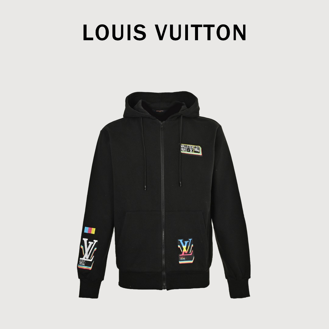 LouisVuitton/路易威登 音乐人乐队喷绘印花拉链连帽外套 LOUIS VUITTON路易威登经典款 官网款采用500克纯棉毛圈面料 原版原标,重工喷绘印花 久穿久洗不变形 梭罗纳记忆螺纹下摆 最大可穿200斤 所有面料均已提前做过缩水 品质第一 所见即所得 不会洗一次版型就有所变化的 区分市场部分一次性的衣服 三标 包装齐全 辅料 均原版还原定制 男女同款百搭 比较经典的一款 版型是非常绝绝子的 颜色:黑色