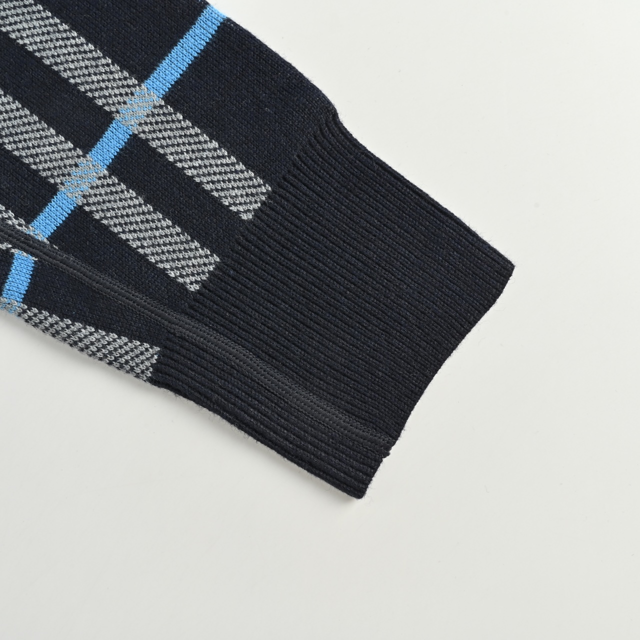 Burberry/巴宝莉 25ss格纹双面穿羊毛背后战马提花开衫毛衣外套-High Quatity Cheap Brand wholesale wholesaler seller Clothes Bags handbags Sneakers Top Fashion Clothing Shoes from China Factory Chinese suppliers best Quality Beautiful Price Burberry/巴宝莉 25ss格纹双面穿羊毛背后战马提花开衫毛衣外套