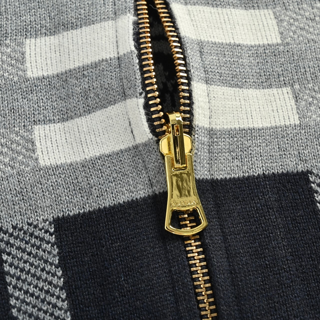 Burberry/巴宝莉 25ss格纹双面穿羊毛背后战马提花开衫毛衣外套-High Quatity Cheap Brand wholesale wholesaler seller Clothes Bags handbags Sneakers Top Fashion Clothing Shoes from China Factory Chinese suppliers best Quality Beautiful Price Burberry/巴宝莉 25ss格纹双面穿羊毛背后战马提花开衫毛衣外套