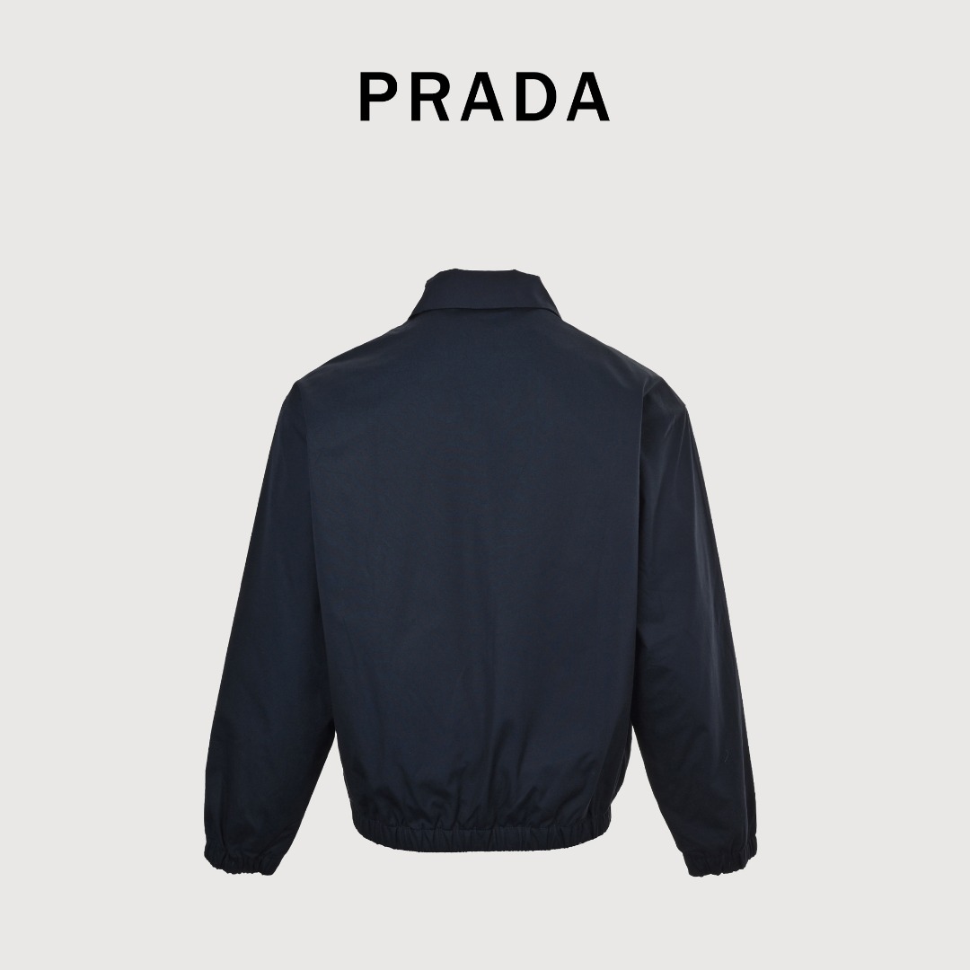 本地自取💰370 prada 普拉达 拼色夹克外套 双面双色 老干部 行政夹克，高质感穿搭还得是Prada，复古又清新的颜色，藏蓝色搭配墨绿色，卡其色搭配水蓝色，烟灰色搭配淡粉色 胸口采用简洁的小logo设计 003 尺码：46-52