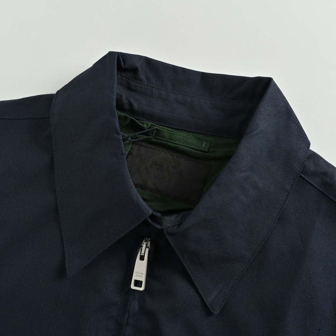 本地自取💰370 prada 普拉达 拼色夹克外套 双面双色 老干部 行政夹克，高质感穿搭还得是Prada，复古又清新的颜色，藏蓝色搭配墨绿色，卡其色搭配水蓝色，烟灰色搭配淡粉色 胸口采用简洁的小logo设计 003 尺码：46-52