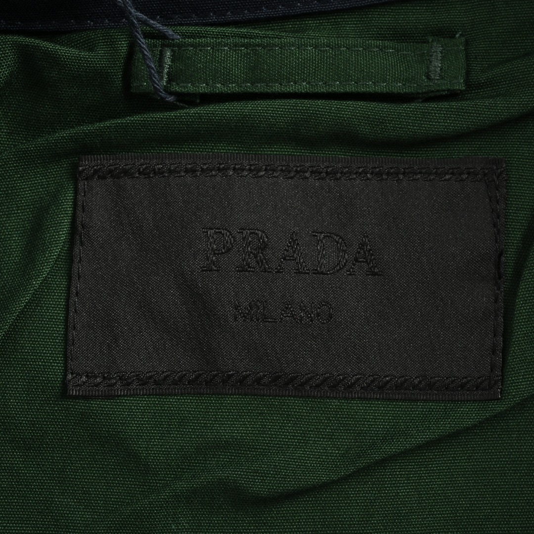 本地自取💰370 prada 普拉达 拼色夹克外套 双面双色 老干部 行政夹克，高质感穿搭还得是Prada，复古又清新的颜色，藏蓝色搭配墨绿色，卡其色搭配水蓝色，烟灰色搭配淡粉色 胸口采用简洁的小logo设计 003 尺码：46-52