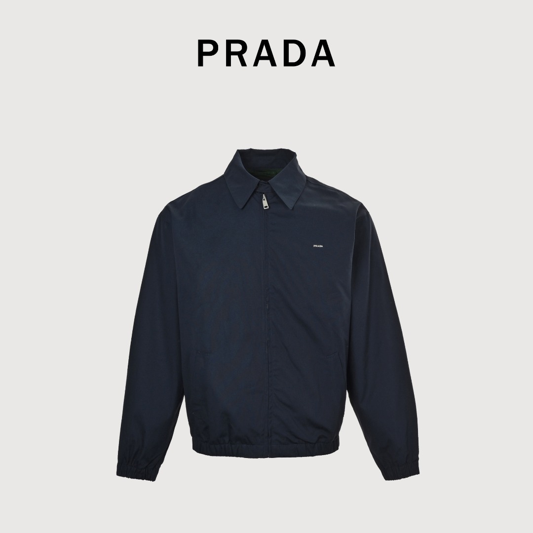 本地自取💰370 prada 普拉达 拼色夹克外套 双面双色 老干部 行政夹克，高质感穿搭还得是Prada，复古又清新的颜色，藏蓝色搭配墨绿色，卡其色搭配水蓝色，烟灰色搭配淡粉色 胸口采用简洁的小logo设计 003 尺码：46-52