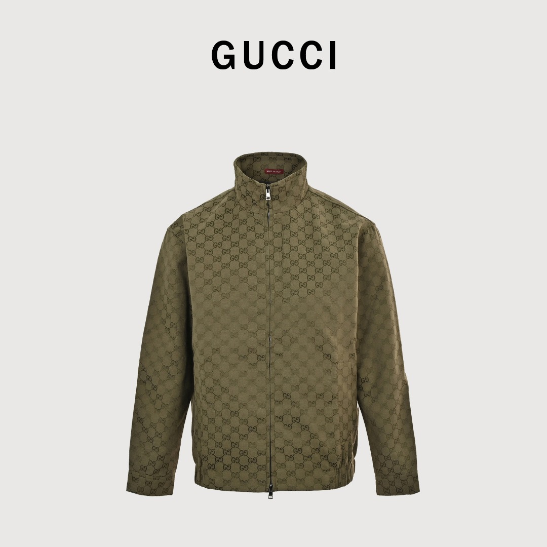 Gucci/古驰 25Fw 满印老花提花帆布夹克外套 G家 25ss新款飞行员夹克采用森林绿帆布打造,匠心缀饰标志性GG字母交织图案.