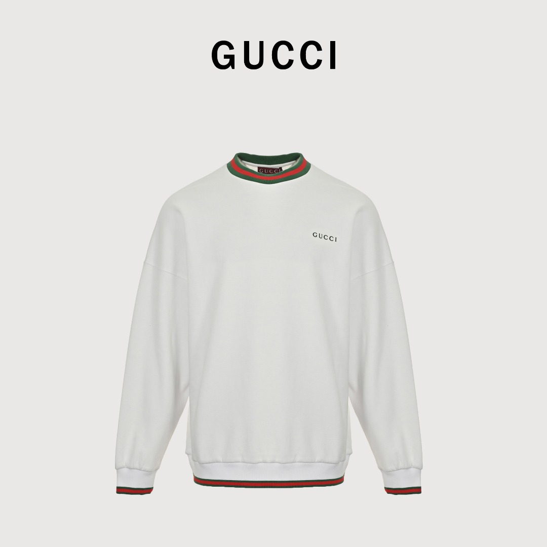 Gucci/古驰 25Fw 刺绣小标红绿螺纹圆领卫衣 采用撞色条纹设计,领口和袖口的红绿条纹滚边增添了一丝经典与时尚感.胸前的GUCCI标志以精致的刺绣工艺呈现,不仅展现了GUCCI的经典设计元素,还融合了现代时尚与舒适穿着的双重需求.