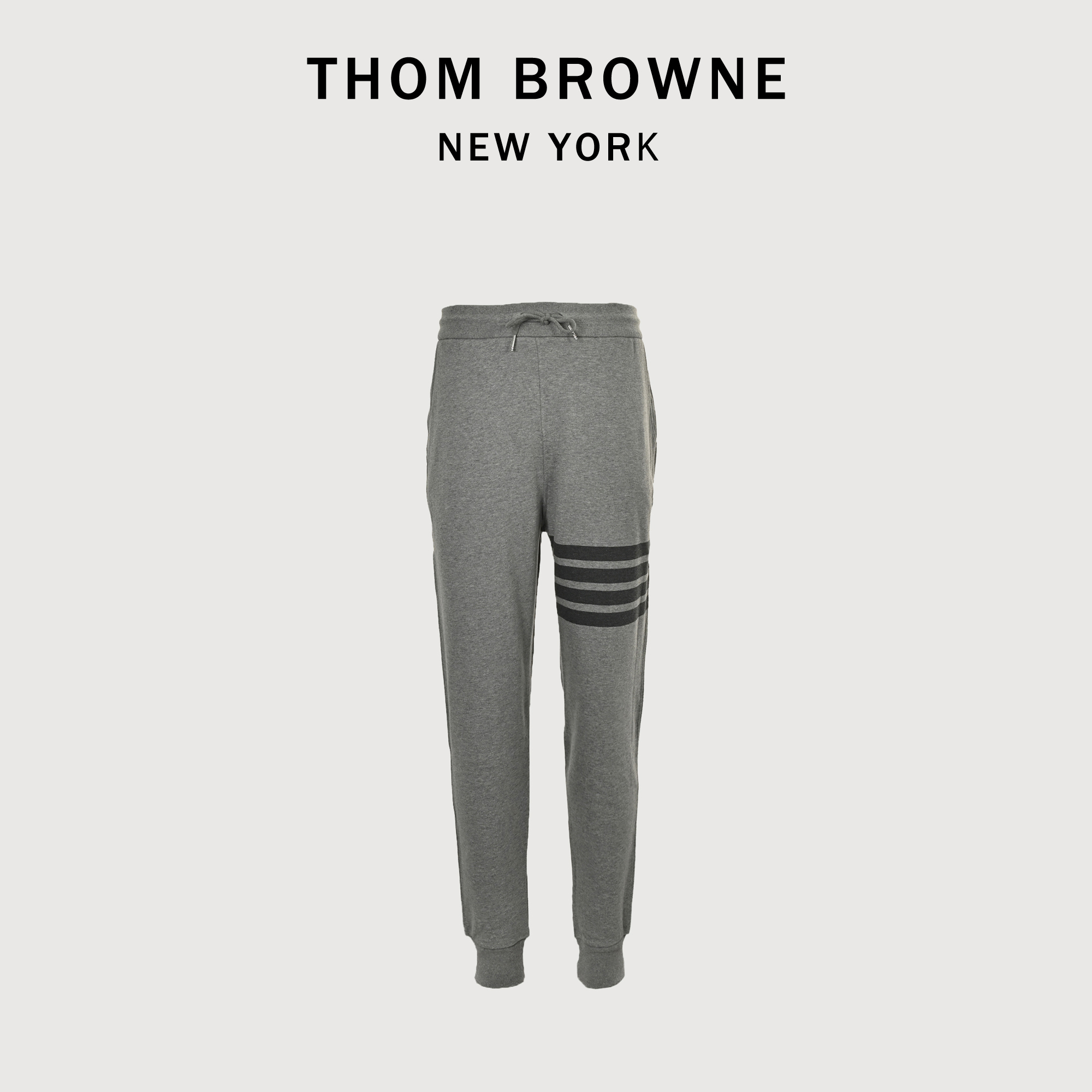 本地自取💰220 Thom Browne/汤姆布朗 新款色织竖腿长裤 面料采用专业订纺表面32s触感细腻内里8s,挺括有型,克重高达380g,起订量500kg(相当于1000件单品)。口袋布红白蓝色织牛津纺材质,市面现货红条纹均泛橙红色,单单口袋布起订量是3000米。做工完全还原19专柜最新版,改善老款口袋包边和侧边压线,定制羊皮尺码标,完美还原ZP各种细节,区别市面垃圾版本,欢迎对比。 Size: 1 -4