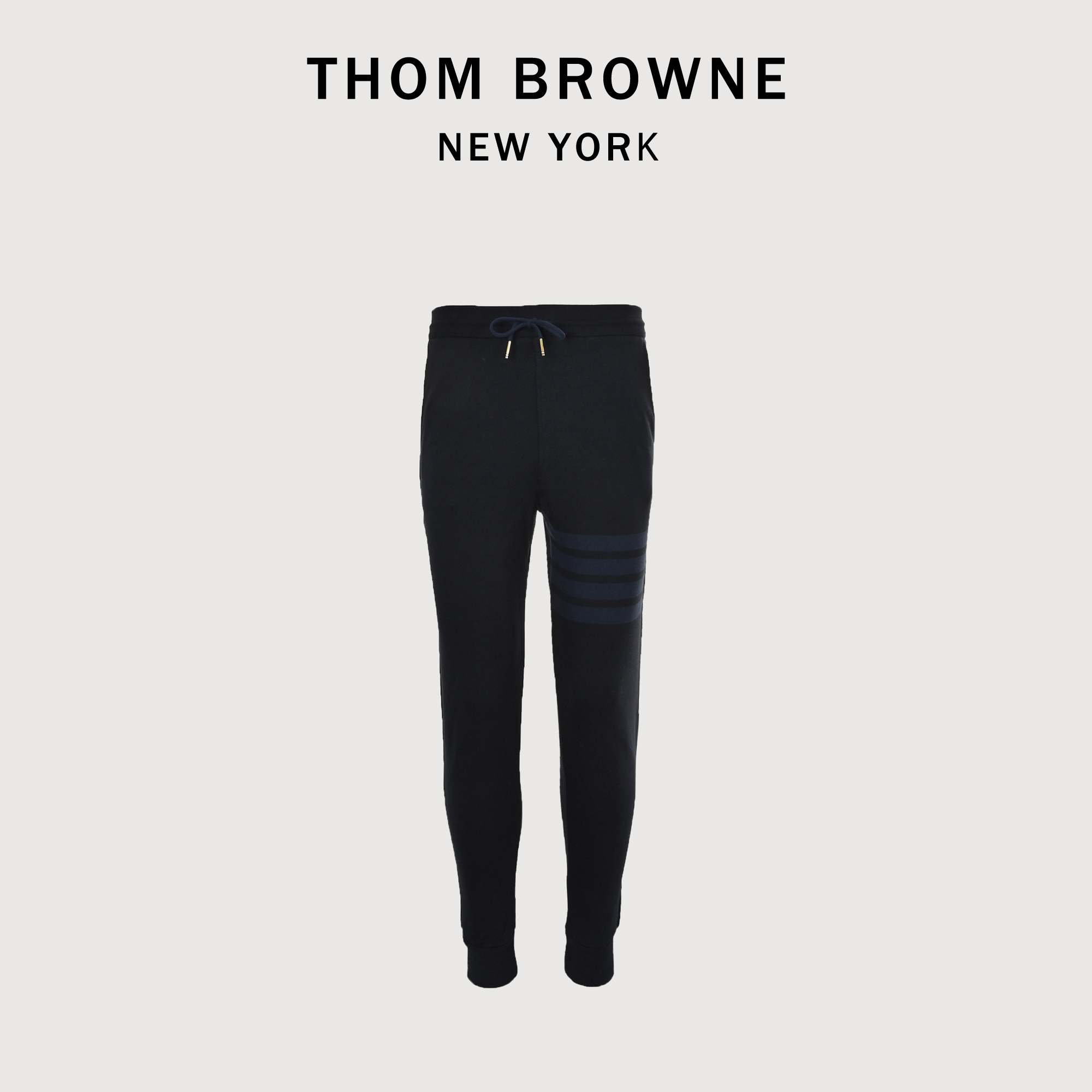 本地自取💰220
Thom Browne/汤姆布朗 新款色织竖腿长裤
面料采用专业订纺表面32s触感细腻内里8s,挺括有型,克重高达380g,起订量500kg(相当于1000件单品)。口袋布红白蓝色织牛津纺材质,市面现货红条纹均泛橙红色,单单口袋布起订量是3000米。做工完全还原19专柜最新版,改善老款口袋包边和侧边压线,定制羊皮尺码标,完美还原ZP各种细节,区别市面垃圾版本,欢迎对比。
Size: 1 -4