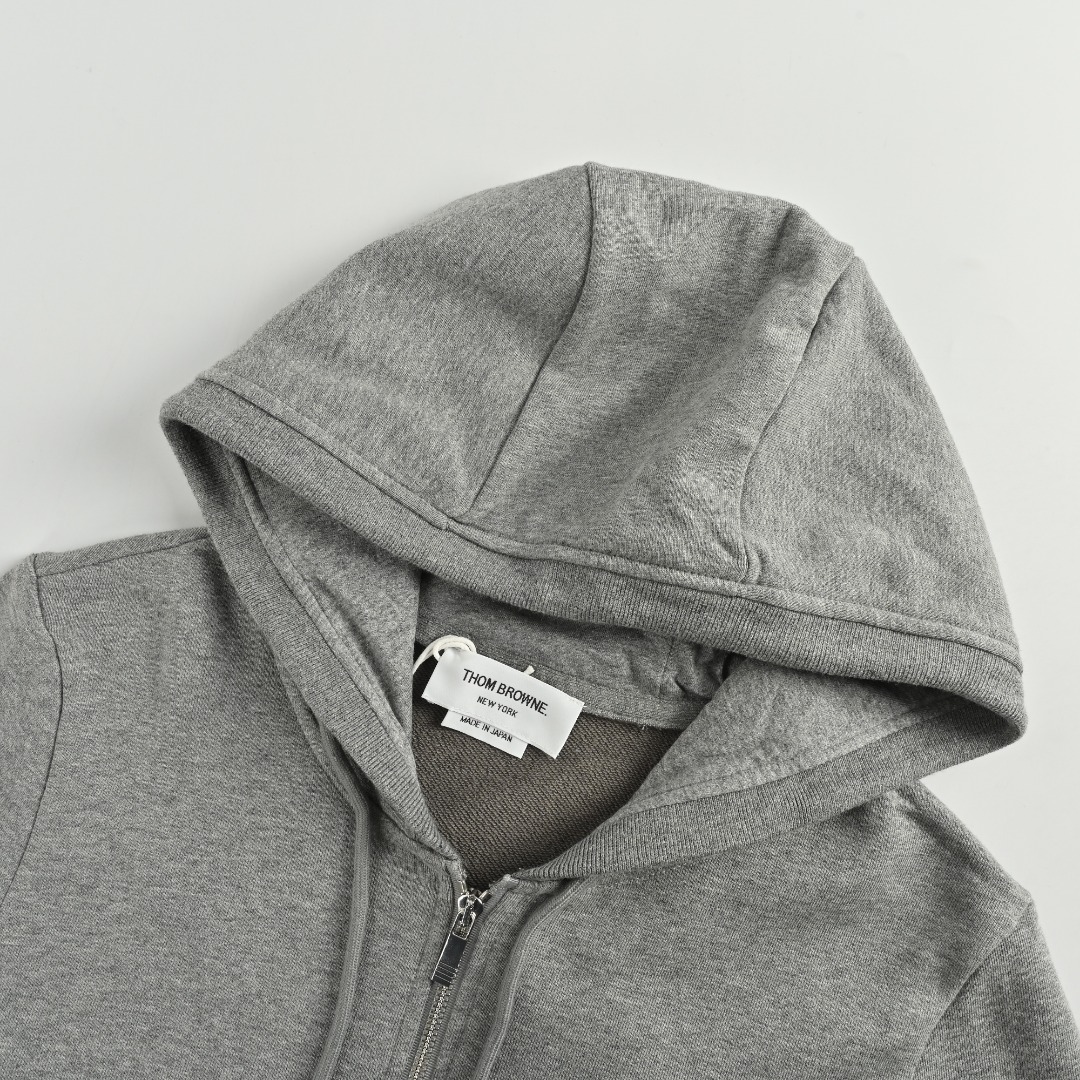 本地自取💰250 Thom Browne/汤姆布朗 四杠色织拉链外套 420克定织定染成衣定制面料打造而成,采用罗纹圆机十字罗纹织法,32支3股纱并入针孔,超重工的紧密针织工艺,使面料表面呈现出细腻的肌理感,手感柔和厚实挺滑,有一定的自重感,同时也拥有着良好的透气性,贴身穿着极为舒适亲肤,材料为精梳,棉纱采用TB御用面料供应商,华孚色纺的色纱,保证面料的稳定和舒适的情况下,颜色在阳光照射下不会有黄变现象!重磅单品,代购版本。 Size: 1-4