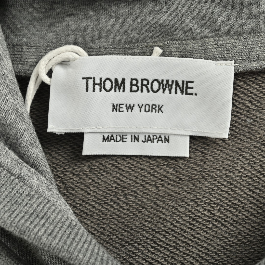 本地自取💰250 Thom Browne/汤姆布朗 四杠色织拉链外套 420克定织定染成衣定制面料打造而成,采用罗纹圆机十字罗纹织法,32支3股纱并入针孔,超重工的紧密针织工艺,使面料表面呈现出细腻的肌理感,手感柔和厚实挺滑,有一定的自重感,同时也拥有着良好的透气性,贴身穿着极为舒适亲肤,材料为精梳,棉纱采用TB御用面料供应商,华孚色纺的色纱,保证面料的稳定和舒适的情况下,颜色在阳光照射下不会有黄变现象!重磅单品,代购版本。 Size: 1-4