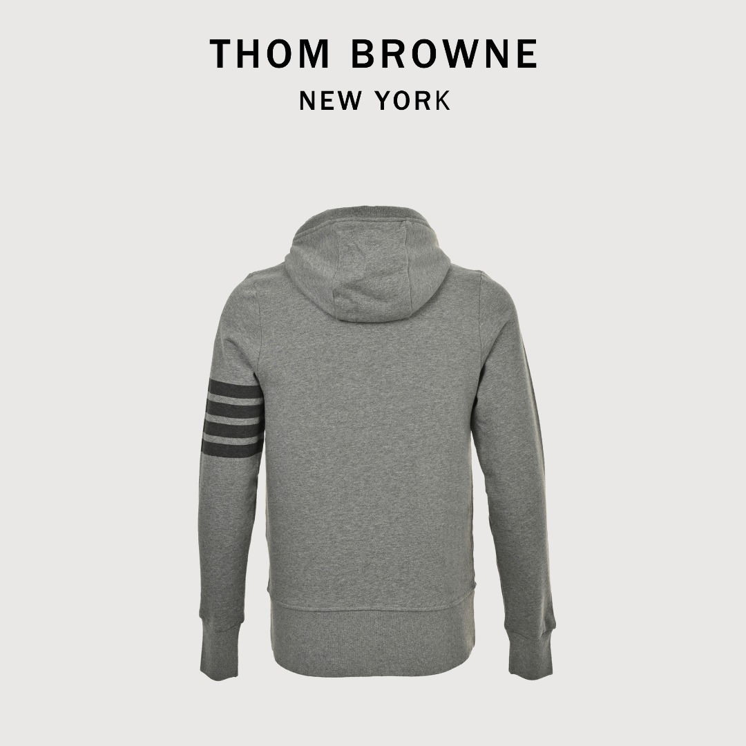 本地自取💰250 Thom Browne/汤姆布朗 四杠色织拉链外套 420克定织定染成衣定制面料打造而成,采用罗纹圆机十字罗纹织法,32支3股纱并入针孔,超重工的紧密针织工艺,使面料表面呈现出细腻的肌理感,手感柔和厚实挺滑,有一定的自重感,同时也拥有着良好的透气性,贴身穿着极为舒适亲肤,材料为精梳,棉纱采用TB御用面料供应商,华孚色纺的色纱,保证面料的稳定和舒适的情况下,颜色在阳光照射下不会有黄变现象!重磅单品,代购版本。 Size: 1-4