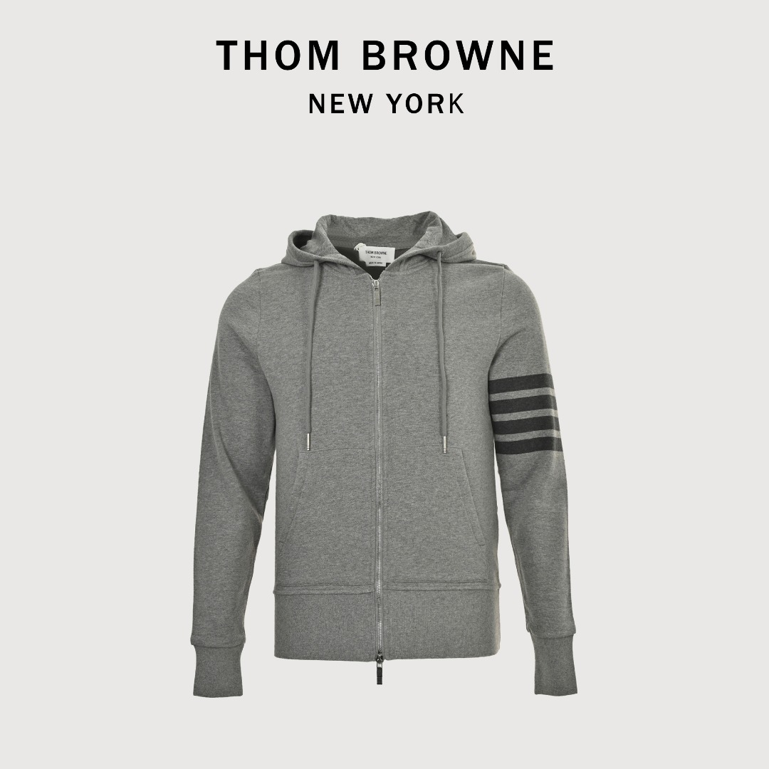 本地自取💰250 Thom Browne/汤姆布朗 四杠色织拉链外套 420克定织定染成衣定制面料打造而成,采用罗纹圆机十字罗纹织法,32支3股纱并入针孔,超重工的紧密针织工艺,使面料表面呈现出细腻的肌理感,手感柔和厚实挺滑,有一定的自重感,同时也拥有着良好的透气性,贴身穿着极为舒适亲肤,材料为精梳,棉纱采用TB御用面料供应商,华孚色纺的色纱,保证面料的稳定和舒适的情况下,颜色在阳光照射下不会有黄变现象!重磅单品,代购版本。 Size: 1-4