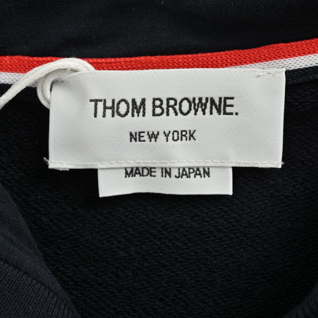 本地自取💰250
Thom Browne/汤姆布朗 四杠色织拉链外套
420克定织定染成衣定制面料打造而成,采用罗纹圆机十字罗纹织法,32支3股纱并入针孔,超重工的紧密针织工艺,使面料表面呈现出细腻的肌理感,手感柔和厚实挺滑,有一定的自重感,同时也拥有着良好的透气性,贴身穿着极为舒适亲肤,材料为精梳,棉纱采用TB御用面料供应商,华孚色纺的色纱,保证面料的稳定和舒适的情况下,颜色在阳光照射下不会有黄变现象!重磅单品,代购版本。
Size: 1-4