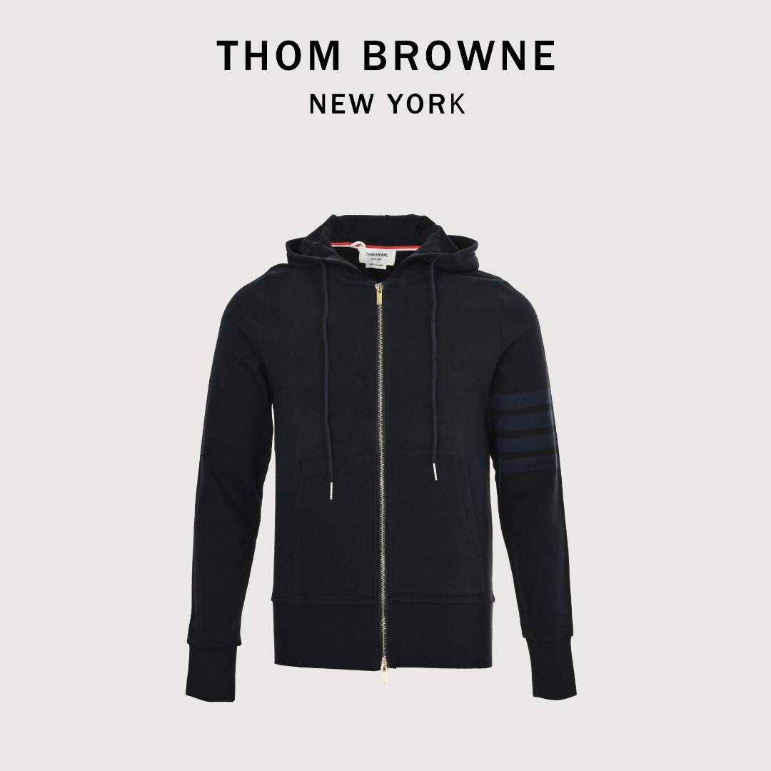 本地自取💰250
Thom Browne/汤姆布朗 四杠色织拉链外套
420克定织定染成衣定制面料打造而成,采用罗纹圆机十字罗纹织法,32支3股纱并入针孔,超重工的紧密针织工艺,使面料表面呈现出细腻的肌理感,手感柔和厚实挺滑,有一定的自重感,同时也拥有着良好的透气性,贴身穿着极为舒适亲肤,材料为精梳,棉纱采用TB御用面料供应商,华孚色纺的色纱,保证面料的稳定和舒适的情况下,颜色在阳光照射下不会有黄变现象!重磅单品,代购版本。
Size: 1-4