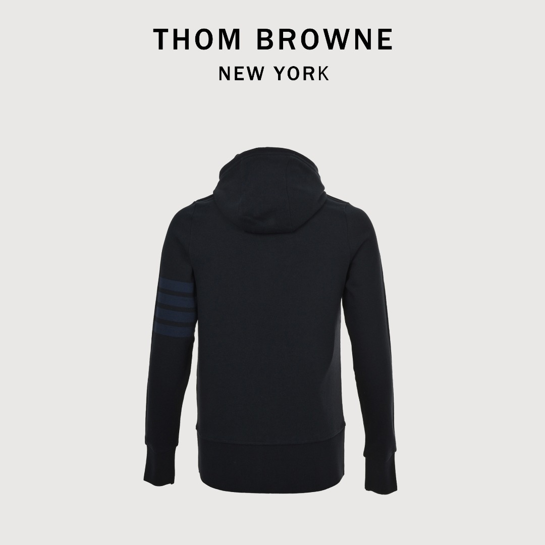 本地自取💰250
Thom Browne/汤姆布朗 四杠色织拉链外套
420克定织定染成衣定制面料打造而成,采用罗纹圆机十字罗纹织法,32支3股纱并入针孔,超重工的紧密针织工艺,使面料表面呈现出细腻的肌理感,手感柔和厚实挺滑,有一定的自重感,同时也拥有着良好的透气性,贴身穿着极为舒适亲肤,材料为精梳,棉纱采用TB御用面料供应商,华孚色纺的色纱,保证面料的稳定和舒适的情况下,颜色在阳光照射下不会有黄变现象!重磅单品,代购版本。
Size: 1-4