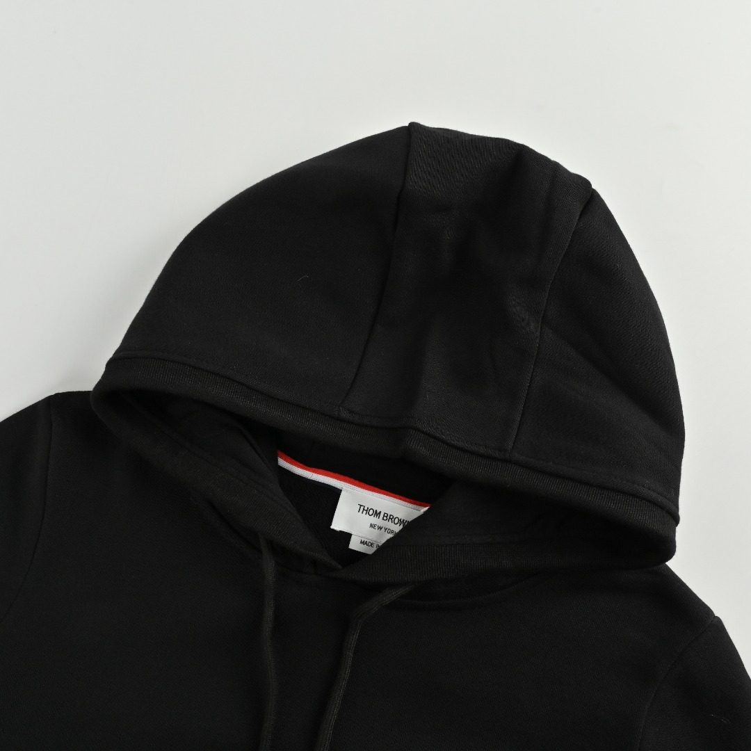 本地自取💰250 Thom Browne/汤姆布朗 四杠色织连帽卫衣 面料采用专业订纺表面32s触感细腻内里8s,挺括有型,克重高达380g,起订量500kg(相当于1000件单品)。新版本肩膀为双缝线,领口包边领口螺纹加宽0.4公分,下摆为定制羊皮标,区别失眠版本,侧身螺纹为双层更有质感!做工完全还原专柜最新版,代购级别! Size:1-4