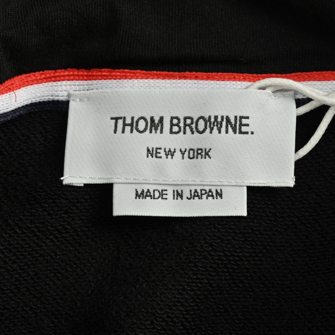 本地自取💰250 Thom Browne/汤姆布朗 四杠色织连帽卫衣 面料采用专业订纺表面32s触感细腻内里8s,挺括有型,克重高达380g,起订量500kg(相当于1000件单品)。新版本肩膀为双缝线,领口包边领口螺纹加宽0.4公分,下摆为定制羊皮标,区别失眠版本,侧身螺纹为双层更有质感!做工完全还原专柜最新版,代购级别! Size:1-4