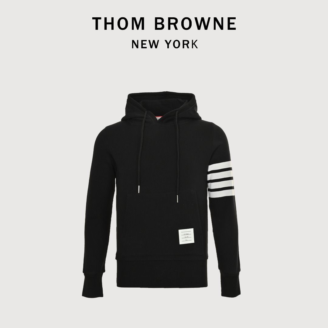 本地自取💰250 Thom Browne/汤姆布朗 四杠色织连帽卫衣 面料采用专业订纺表面32s触感细腻内里8s,挺括有型,克重高达380g,起订量500kg(相当于1000件单品)。新版本肩膀为双缝线,领口包边领口螺纹加宽0.4公分,下摆为定制羊皮标,区别失眠版本,侧身螺纹为双层更有质感!做工完全还原专柜最新版,代购级别! Size:1-4