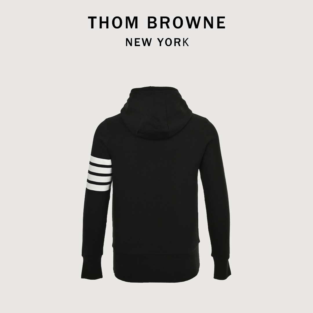 本地自取💰250 Thom Browne/汤姆布朗 四杠色织连帽卫衣 面料采用专业订纺表面32s触感细腻内里8s,挺括有型,克重高达380g,起订量500kg(相当于1000件单品)。新版本肩膀为双缝线,领口包边领口螺纹加宽0.4公分,下摆为定制羊皮标,区别失眠版本,侧身螺纹为双层更有质感!做工完全还原专柜最新版,代购级别! Size:1-4