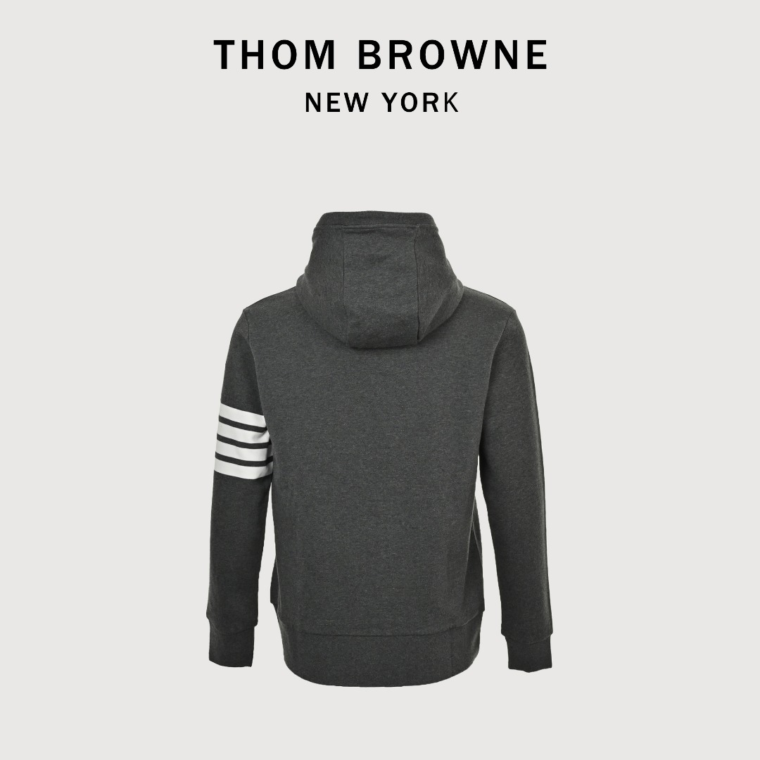本地自取💰250 Thom Browne/汤姆布朗 四杠色织连帽卫衣 面料采用专业订纺表面32s触感细腻内里8s,挺括有型,克重高达380g,起订量500kg(相当于1000件单品)。新版本肩膀为双缝线,领口包边领口螺纹加宽0.4公分,下摆为定制羊皮标,区别失眠版本,侧身螺纹为双层更有质感!做工完全还原专柜最新版,代购级别! Size:1-4