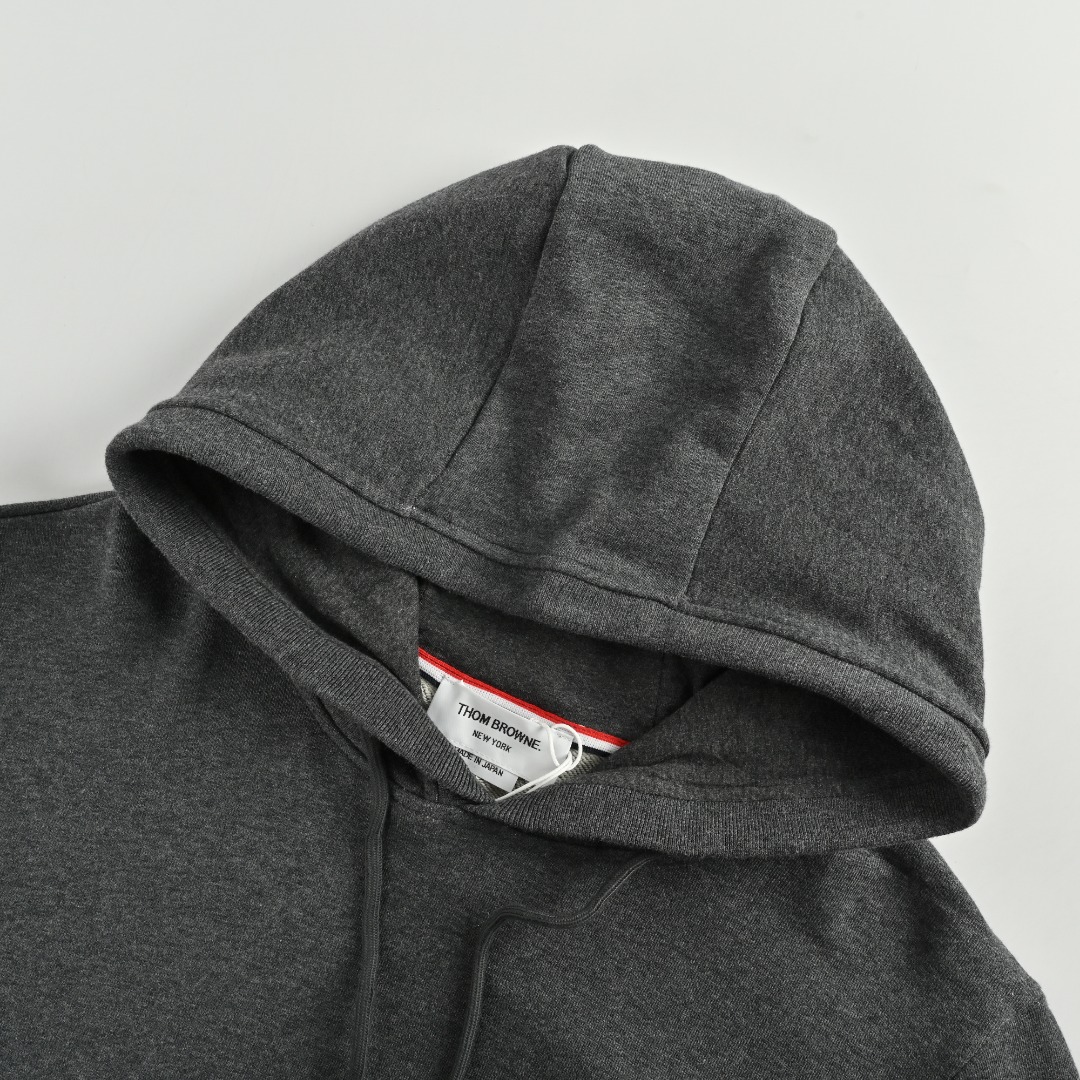 本地自取💰250 Thom Browne/汤姆布朗 四杠色织连帽卫衣 面料采用专业订纺表面32s触感细腻内里8s,挺括有型,克重高达380g,起订量500kg(相当于1000件单品)。新版本肩膀为双缝线,领口包边领口螺纹加宽0.4公分,下摆为定制羊皮标,区别失眠版本,侧身螺纹为双层更有质感!做工完全还原专柜最新版,代购级别! Size:1-4