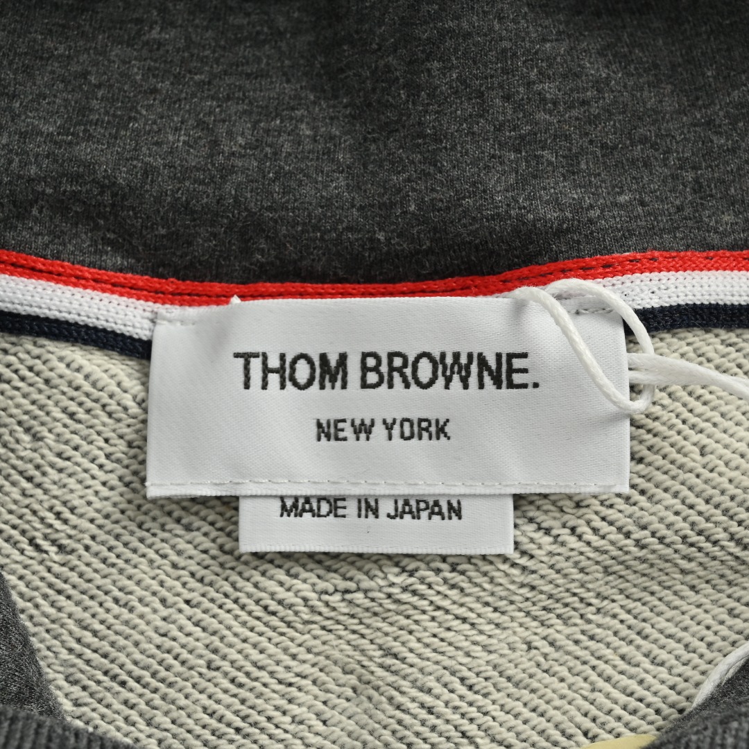 本地自取💰250 Thom Browne/汤姆布朗 四杠色织连帽卫衣 面料采用专业订纺表面32s触感细腻内里8s,挺括有型,克重高达380g,起订量500kg(相当于1000件单品)。新版本肩膀为双缝线,领口包边领口螺纹加宽0.4公分,下摆为定制羊皮标,区别失眠版本,侧身螺纹为双层更有质感!做工完全还原专柜最新版,代购级别! Size:1-4